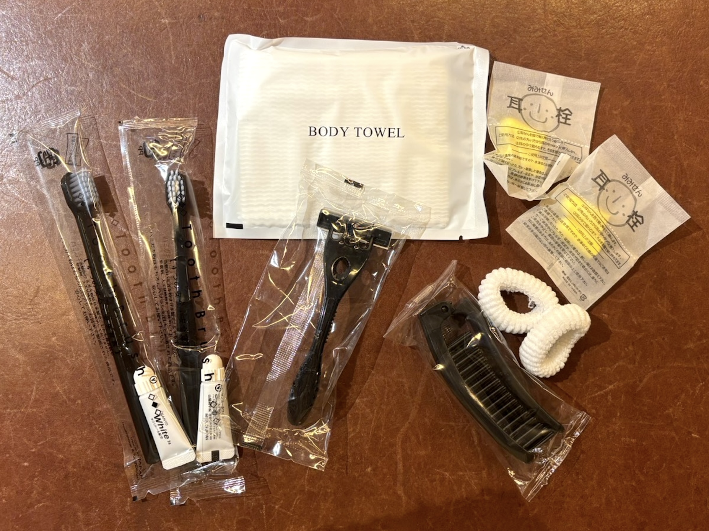 アメニティは歯ブラシ、耳栓などご用意しております