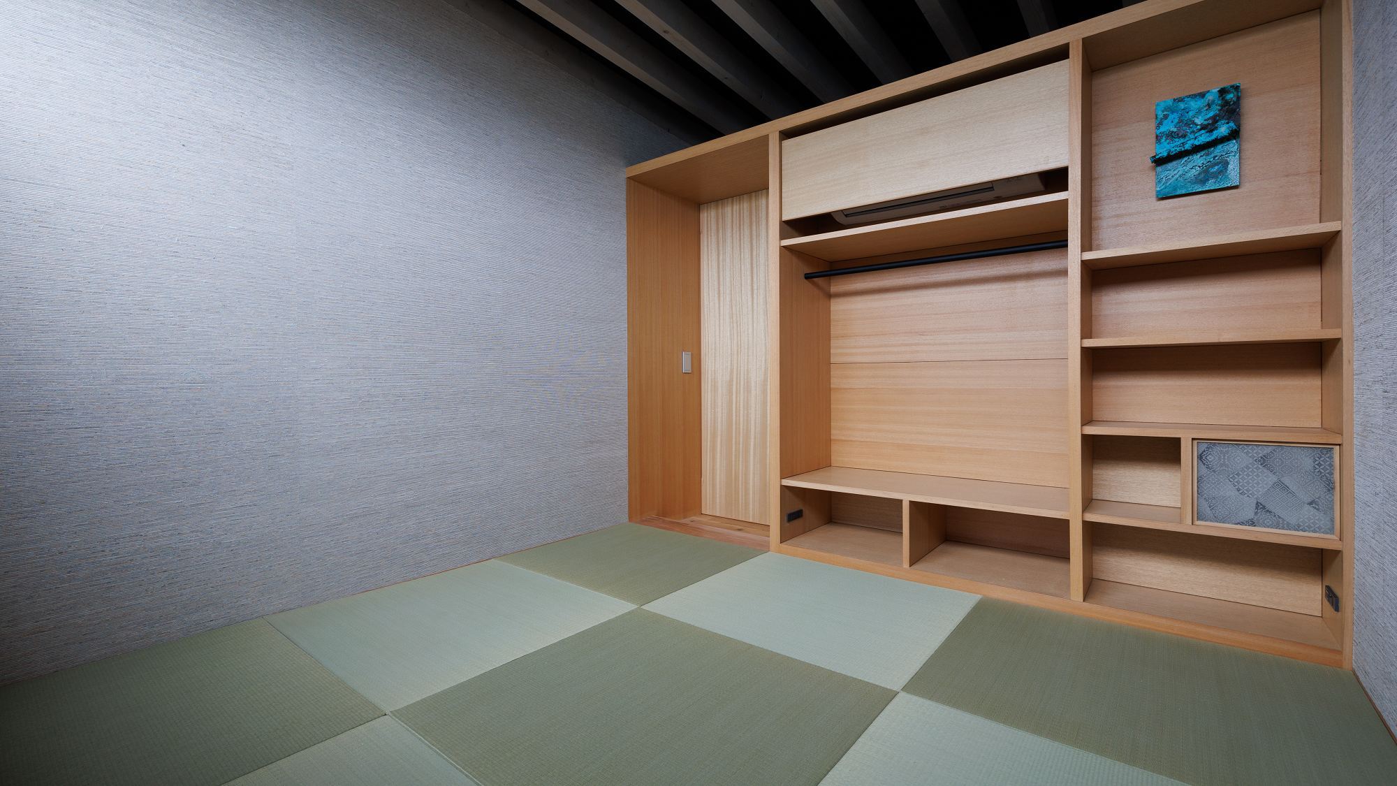 【ツムギ スイート ヴィラ】大島紬をアップサイクルした「奄美布」を纏った、世界に一つの和室です。