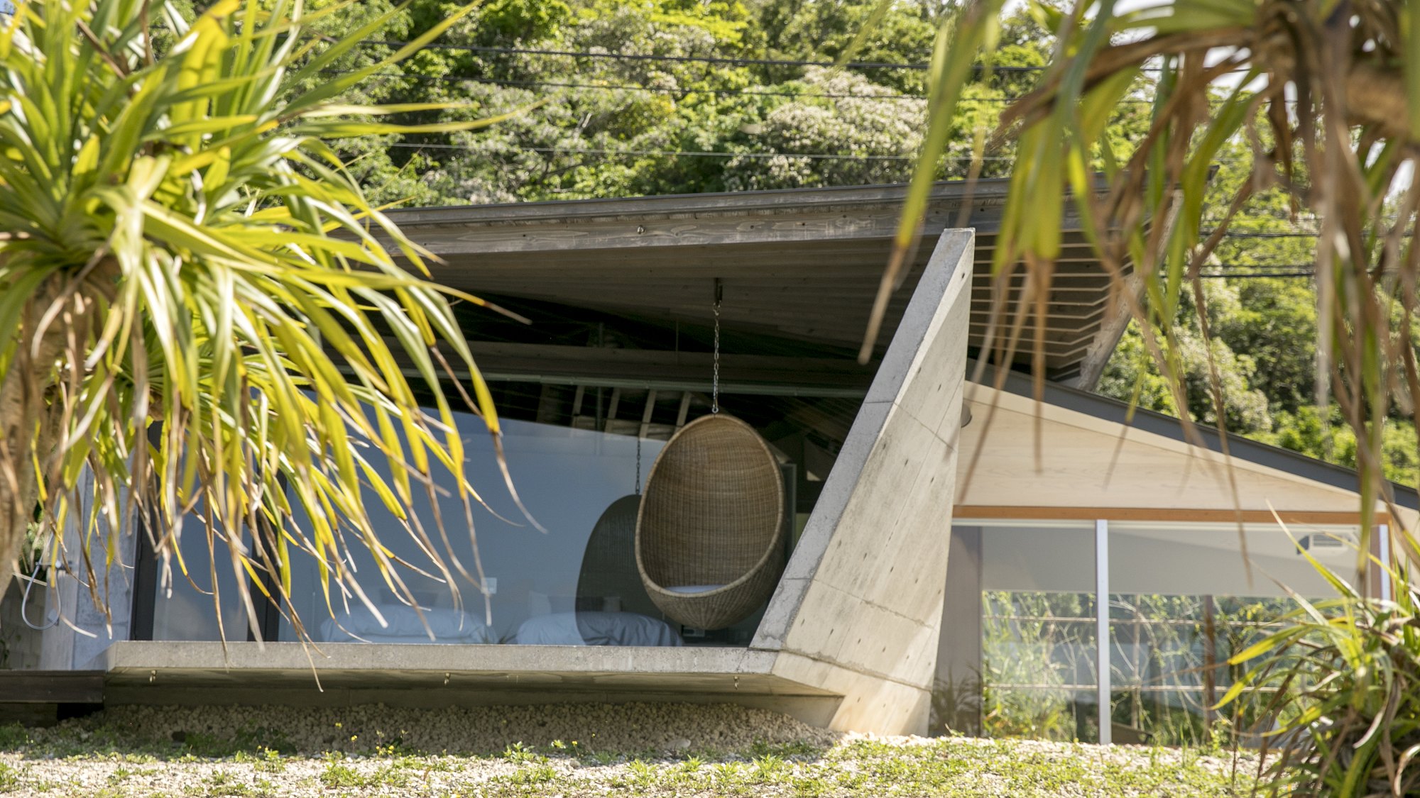 【サネン デラックス ヴィラ・トリプルベッド （シアター付き）】窓から差し込む光が空間を包み込みます