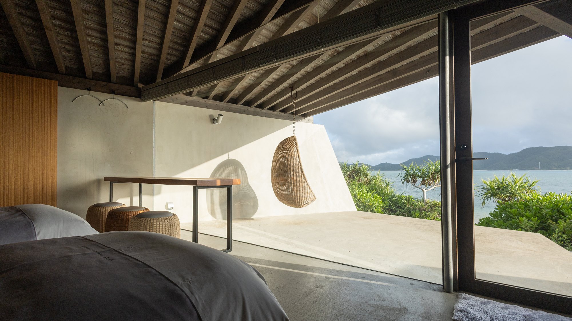 【サネン デラックス ヴィラ・トリプルベッド （シアター付き）】波の音が静かに心を整えてくれます。