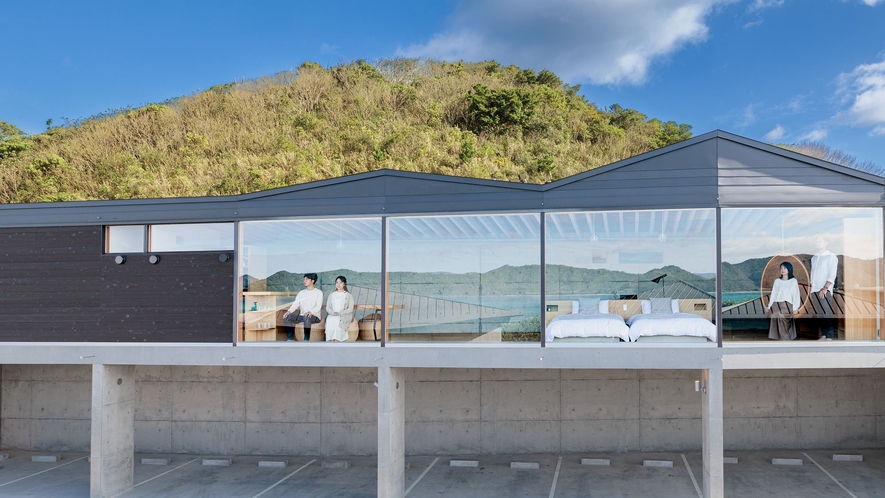 【ツムギ スイート ヴィラ】幅10Mを超えるガラス窓から、七色に変化する海を見渡すことができます。