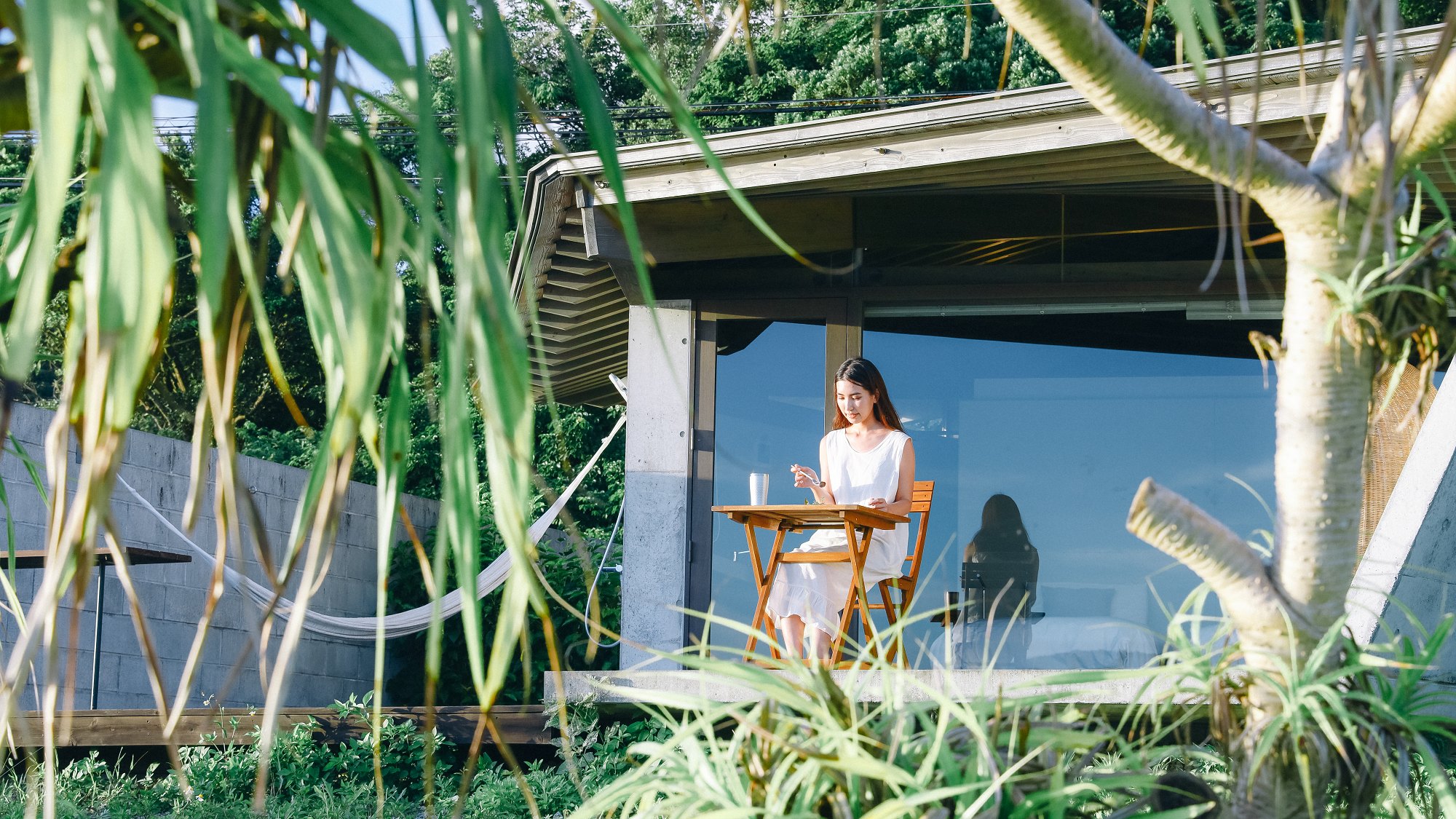 【サネン デラックス ヴィラ・トリプルベッド （シアター付き）】ヴィラ周囲にサネンが植えられています