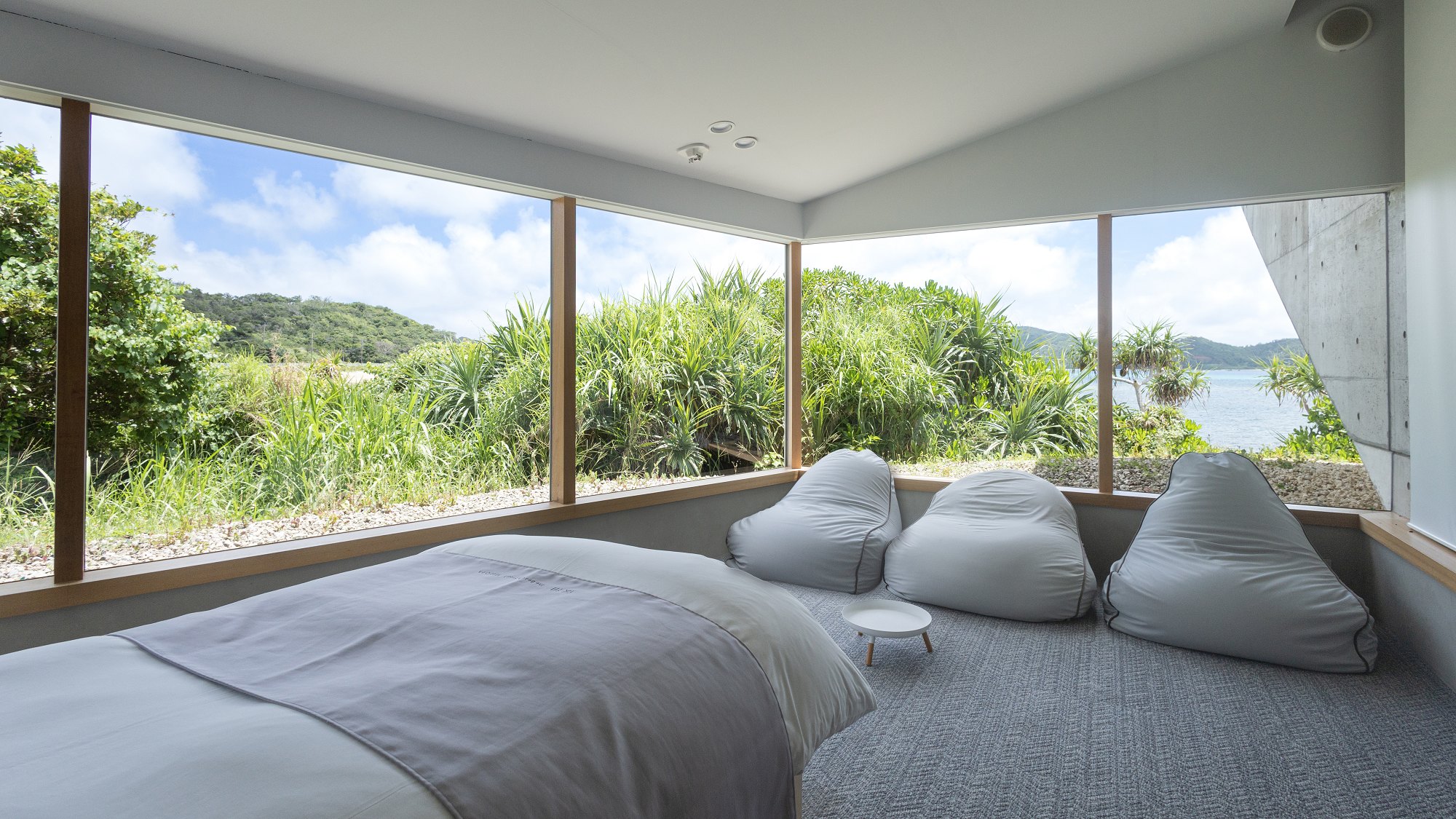 【サネン デラックス ヴィラ・トリプルベッド （シアター付き）】メイン三面ガラス張りの開放的な空間