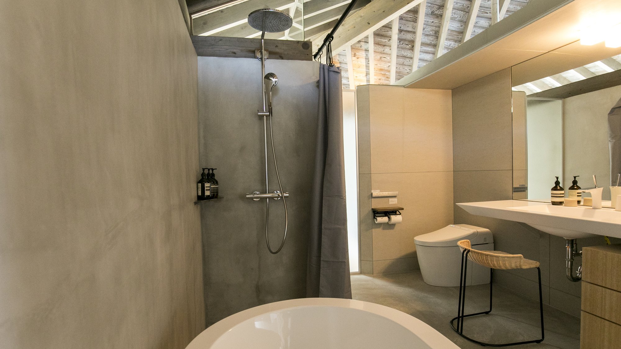 【サネン デラックス ヴィラ・トリプルベッド （シアター付き）】機能的なキッチンや洗面を備えています