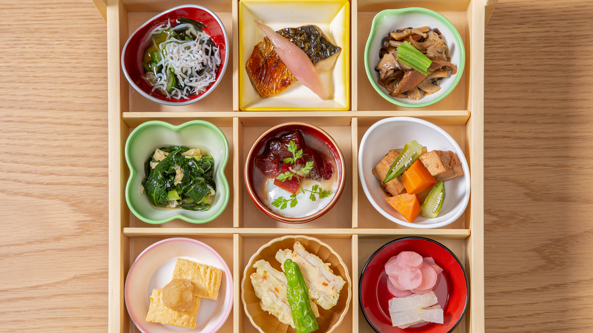 【朝食】季節ごとに変わる色とりどりのおかずが小鉢や豆皿に全９品