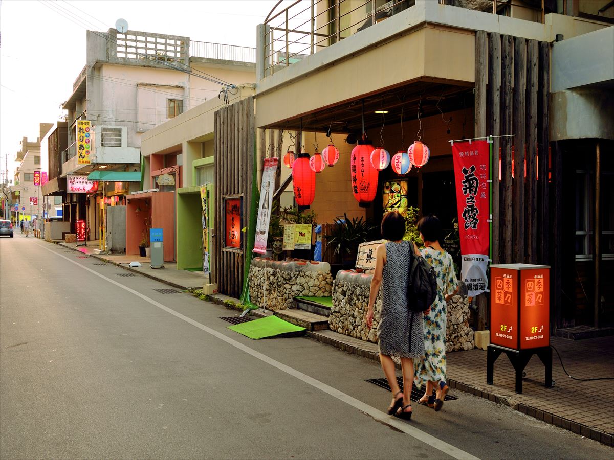 西里大通り夕景　宮古島を代表する飲食店やお土産屋さんが連なる通りです。徒歩約5分