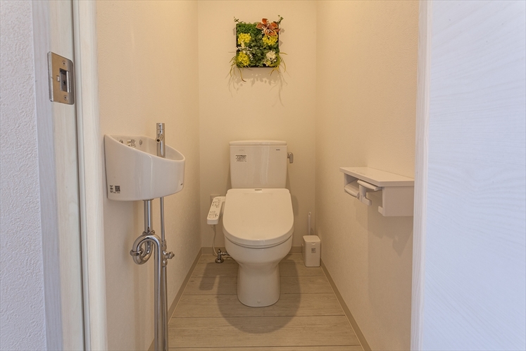 【トイレルーム】バスルームと独立した使いやすい個室。温水洗浄便座付き。