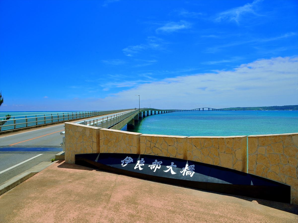 伊良部大橋　宮古島から橋が架かった伊良部島を望む。宿から車で約9分。