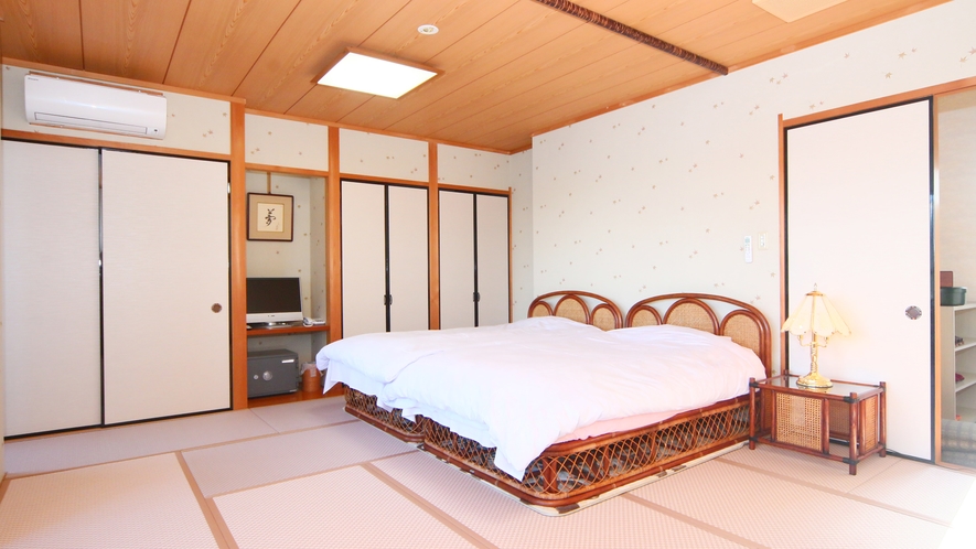 【和ベッドルーム】和室10畳のお部屋にベッドを設置した落ち着きのある空間に♪