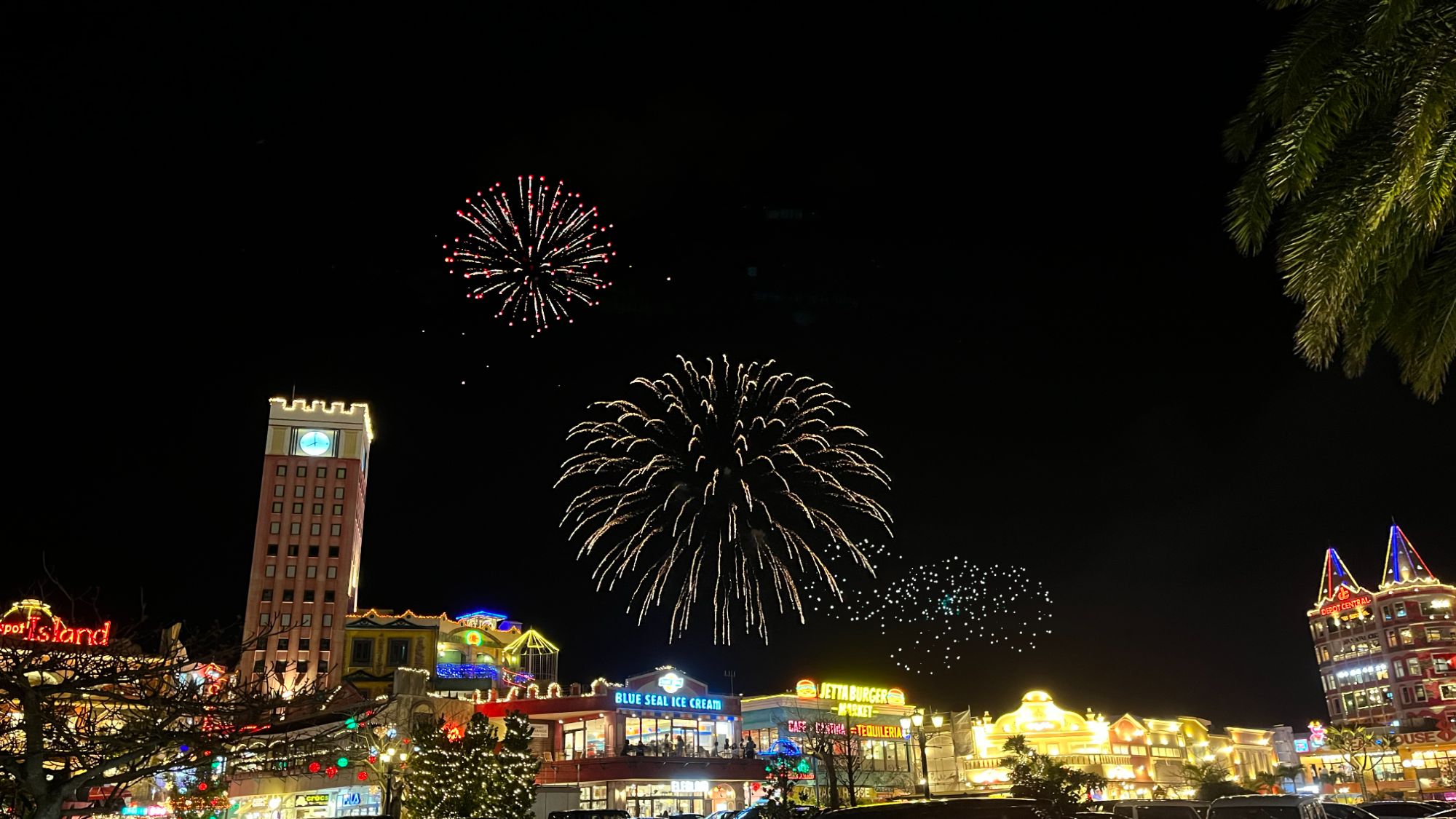 【北谷町観光協会海上花火大会】当館から車で約5分