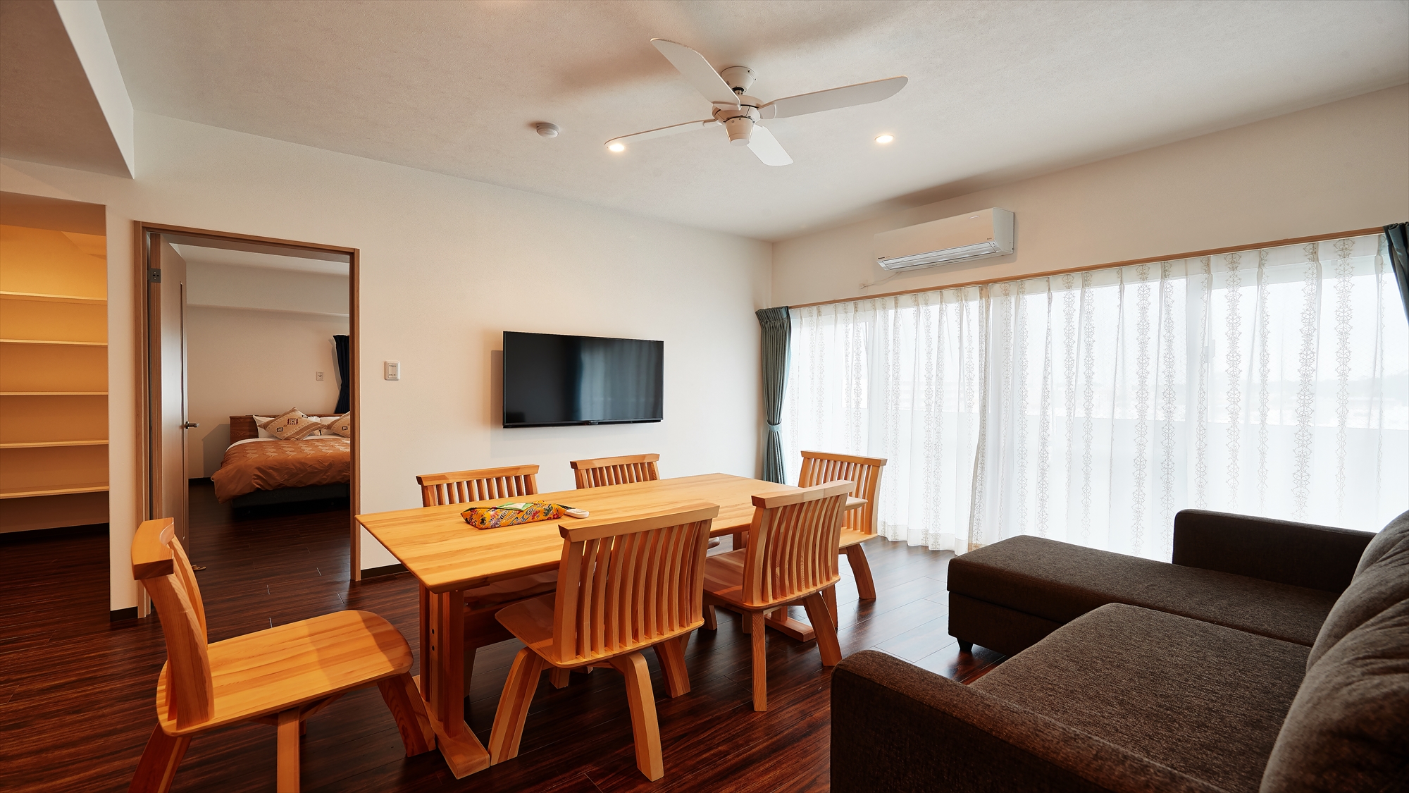 【デラックス2LDKスイート/リビング】広々としたリビング空間。家族団らんのひとときを。