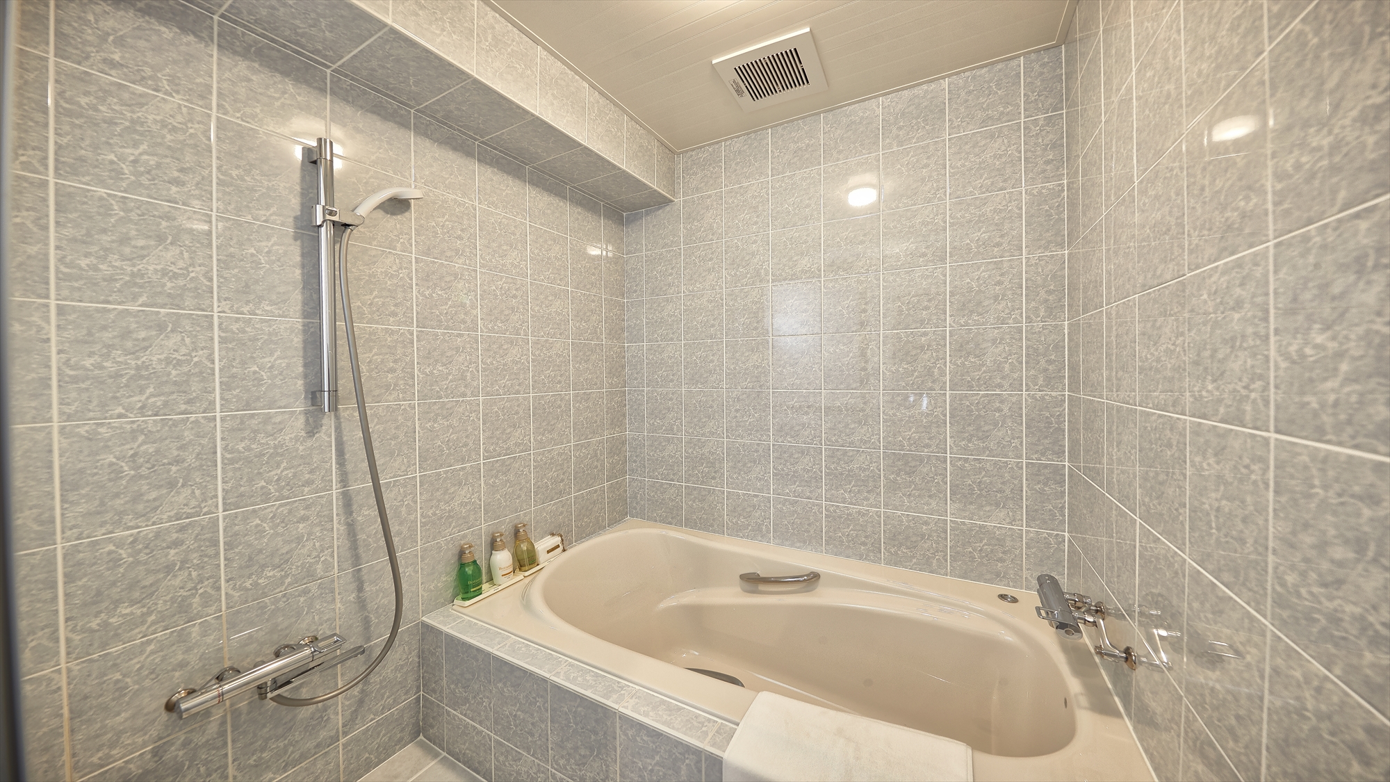 【デラックス2LDKスイート/バスルーム1】広々とした浴室。2か所あるので順番を気にせず利用可能。