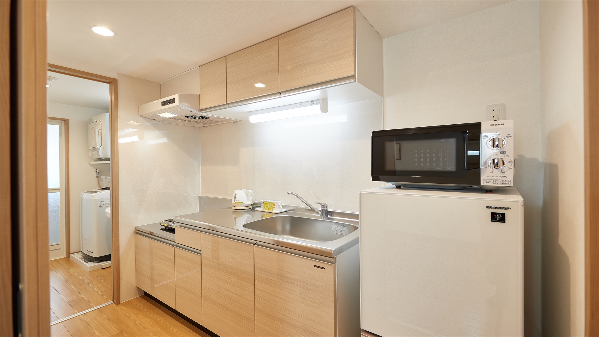 【スタンダードダブル/キッチン】冷蔵庫・電子レンジ・IHコンロ完備。まるで自宅のように暮らせるお部屋