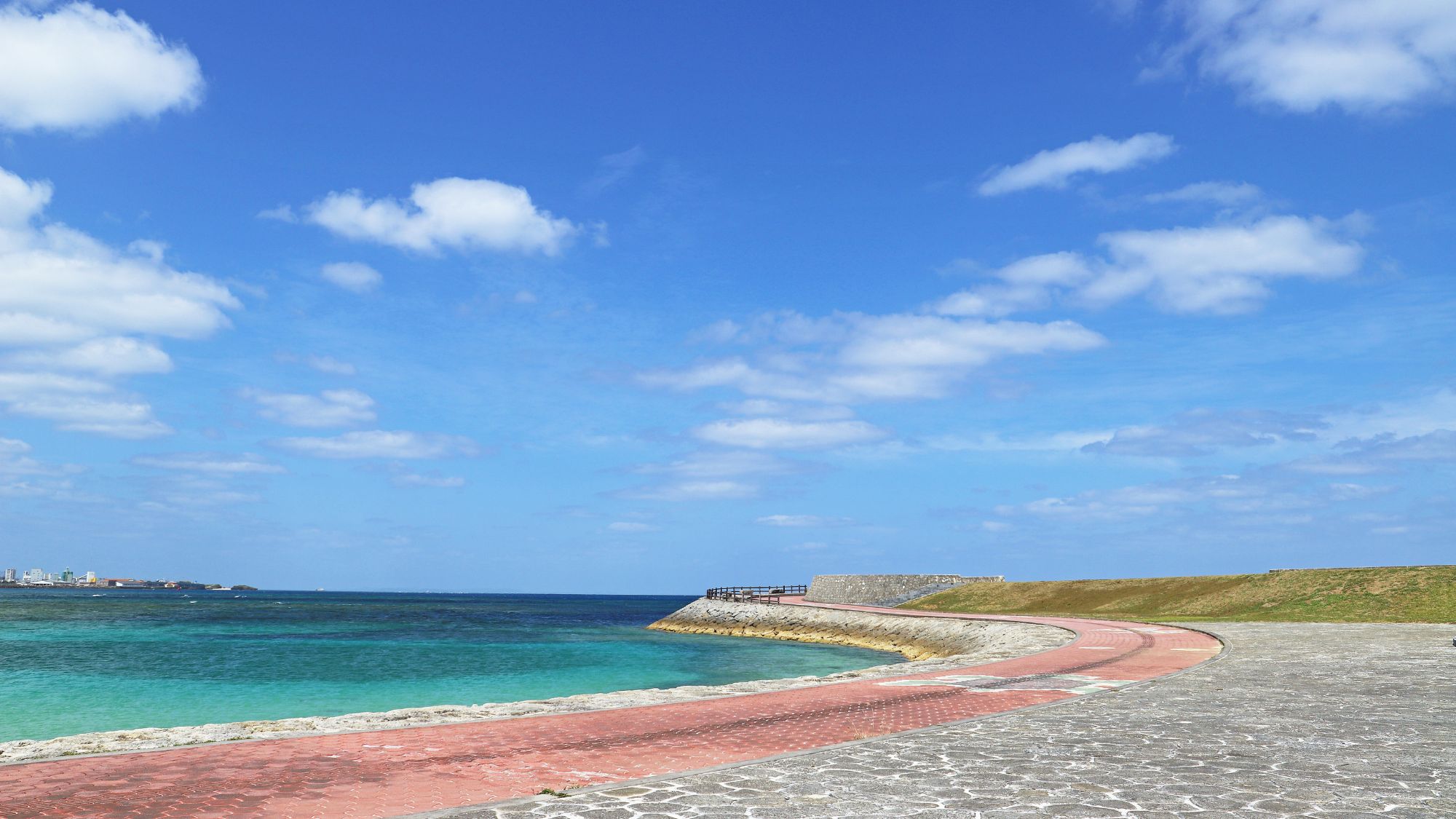 【宜野湾海浜公園野外劇場】当館から車で約20分