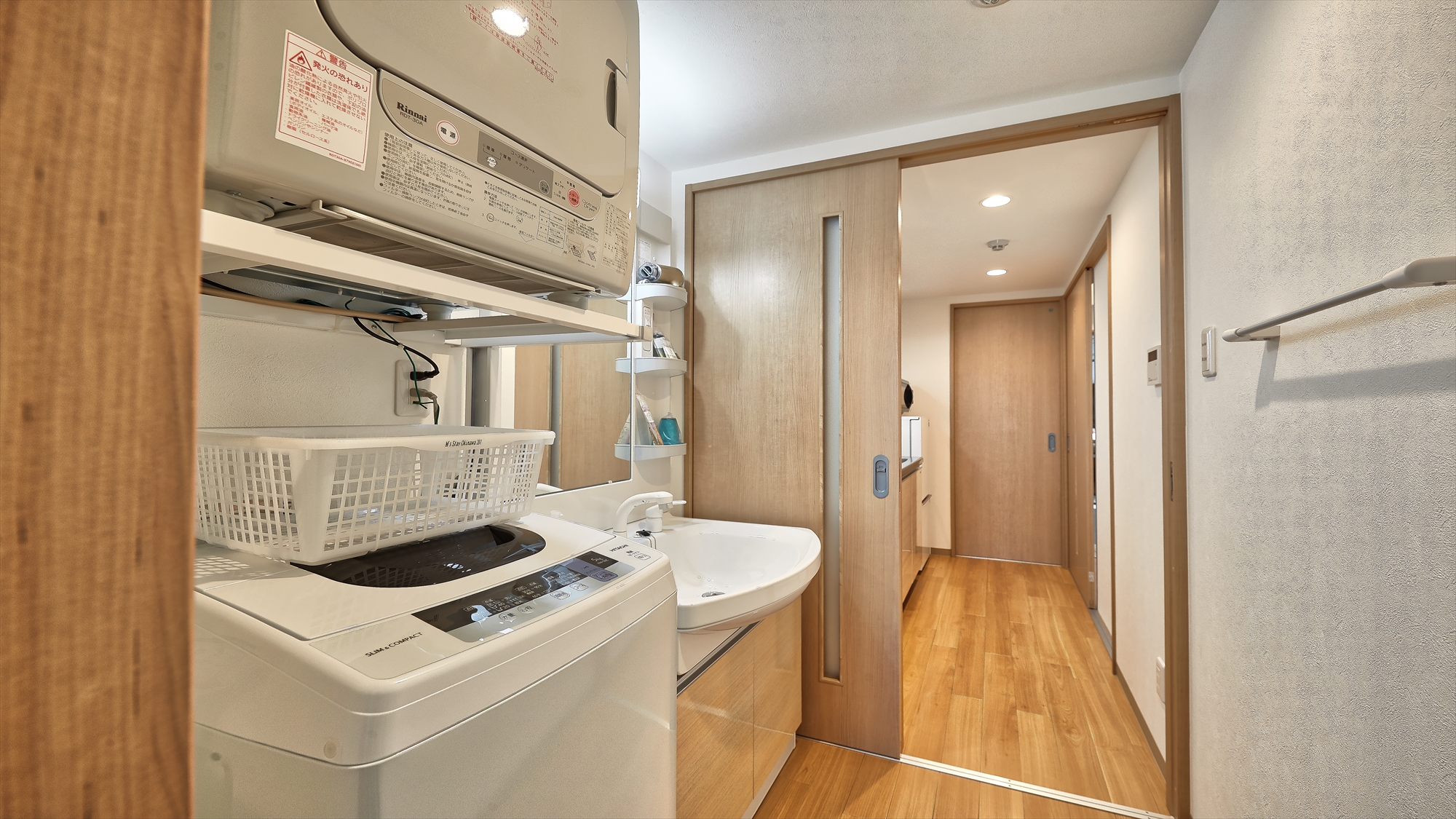 【スタンダードダブル/水回り】洗濯機完備で急な滞在や長期宿泊も安心。荷物を減らせるのが嬉しいポイント