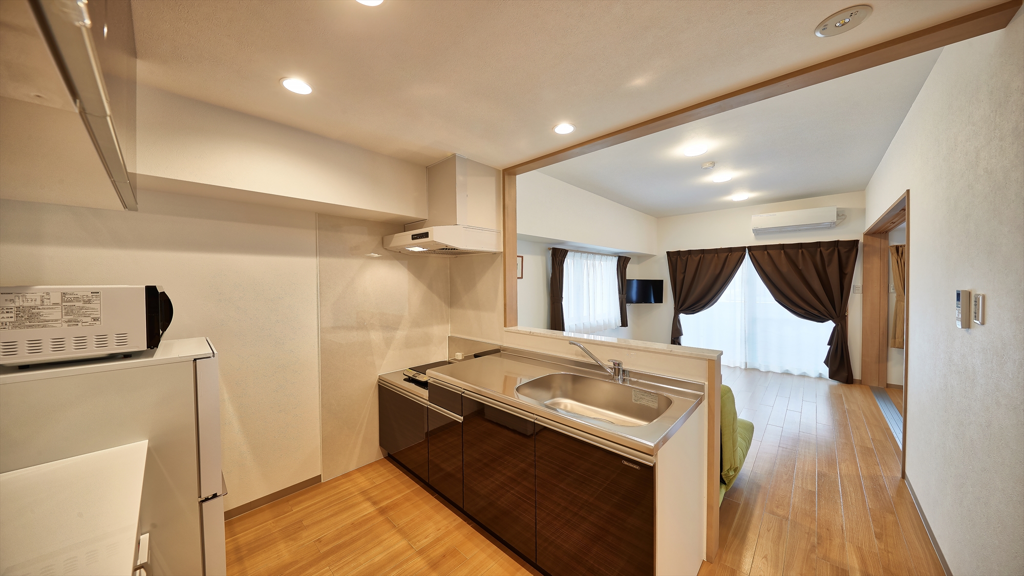 【コンフォートトリプル/キッチン】広々としたカウンターキッチン。自炊を楽しめる充実した設備。