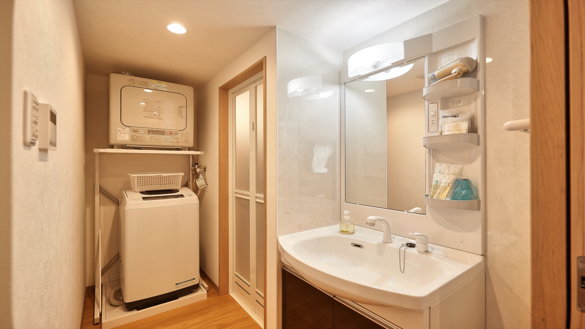 【コンフォートトリプル/洗面】鏡面収納付き。機能的な水回り設備で快適な旅をサポート。