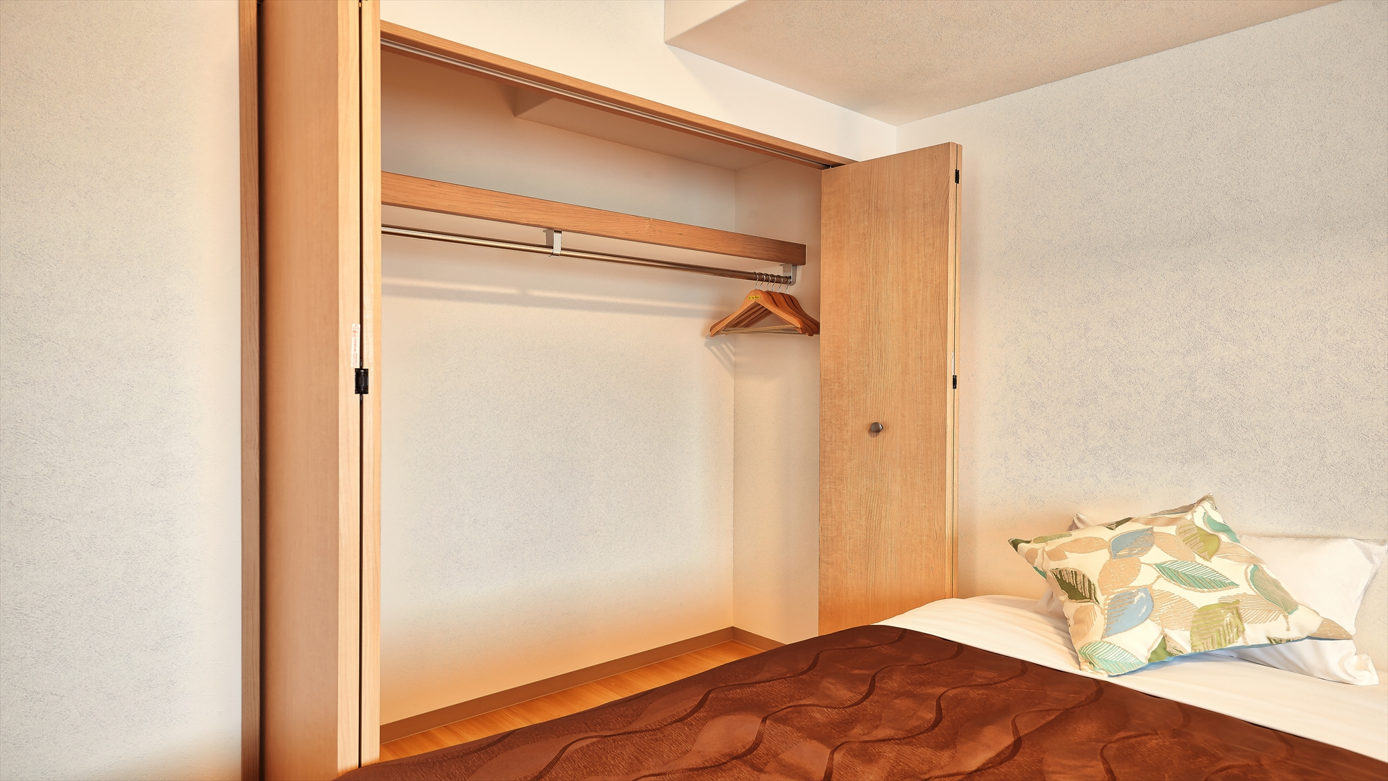 【ツインルーム/収納】ハンガー掛け付きのクローゼット。長期滞在でもお洋服をきれいに収納できます。