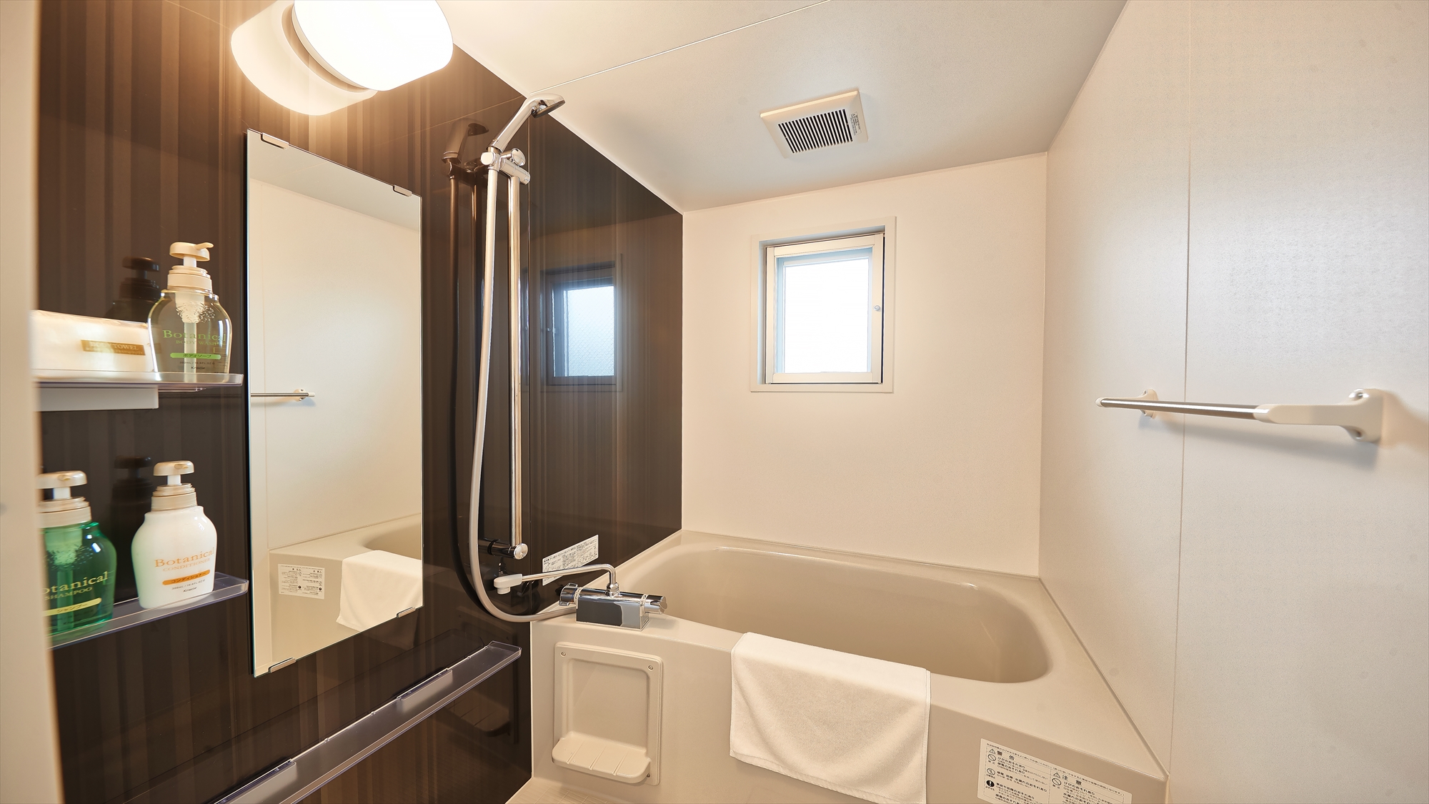 【スタジオルーム/バスルーム】ゆったりバスタブで疲れを解消。シャンプー、リンス、ボディソープ完備。