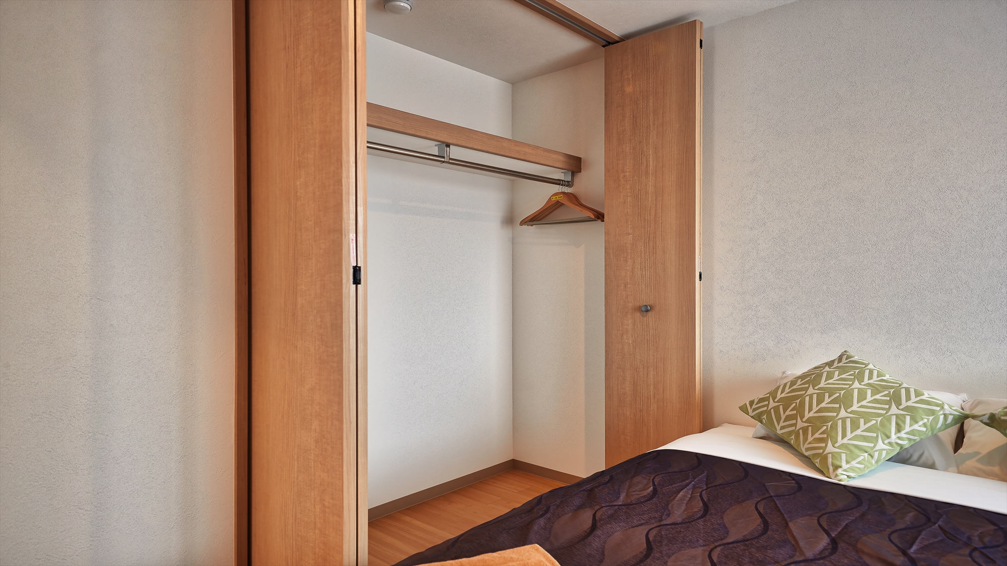 【クワッドルーム/収納】広々とした押し入れ。家族全員の荷物もすっきりと収まります。