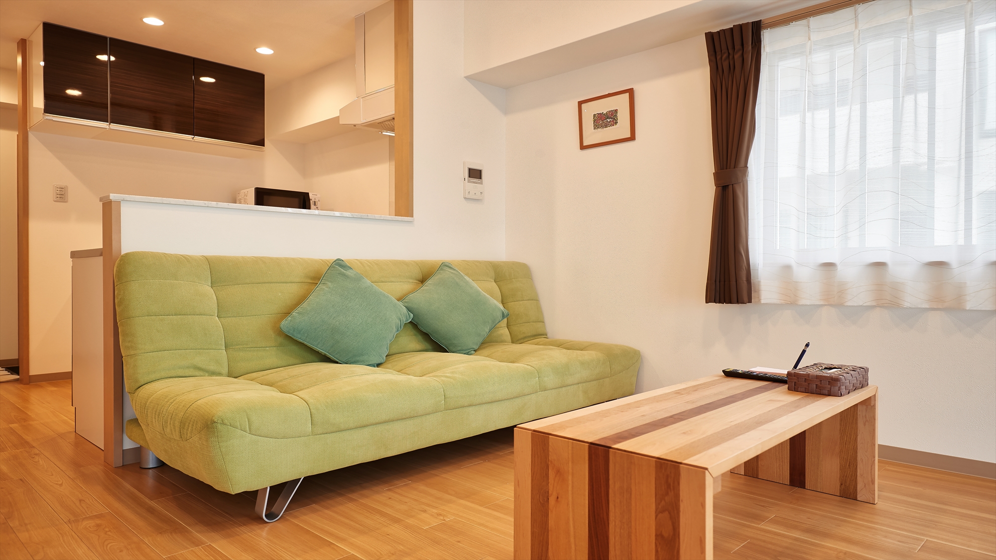 【コンフォートトリプル/リビング】鮮やかなソファで団らん。寝室とは別の空間でリラックス。