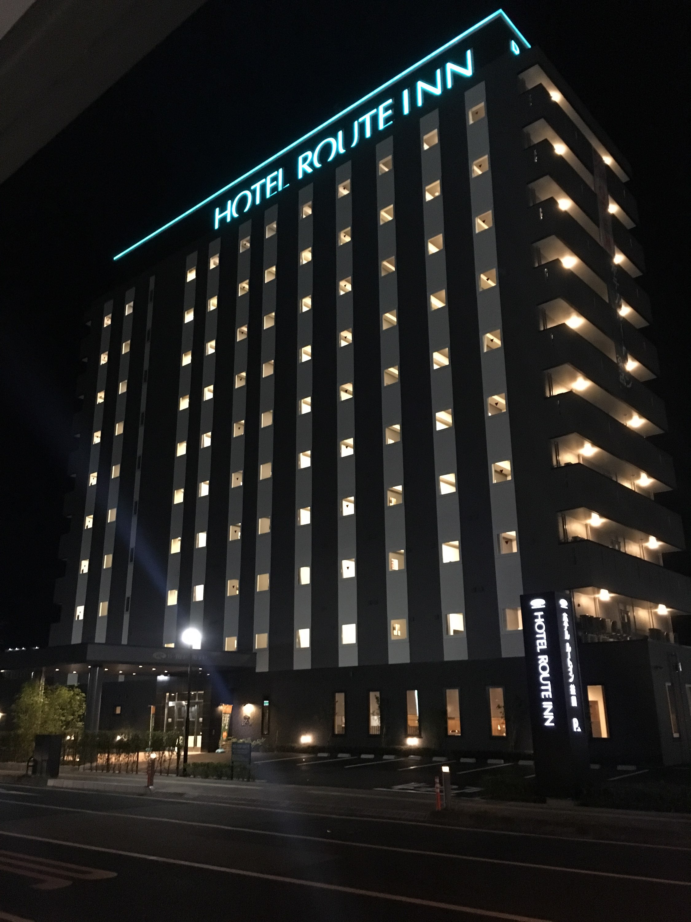 ホテル外観夜