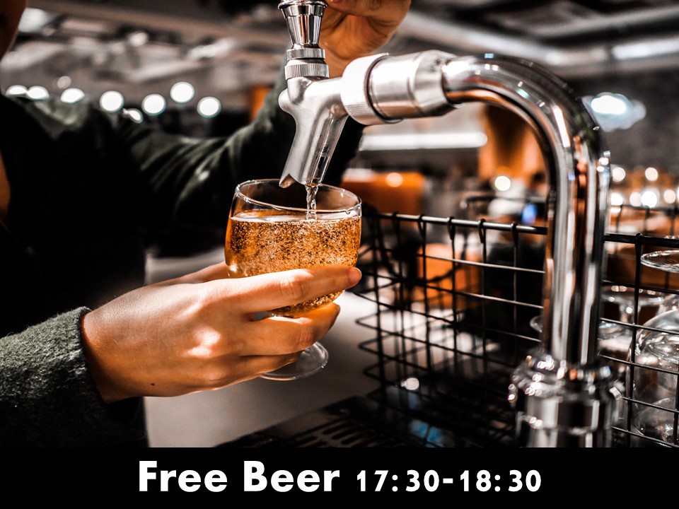毎日17時30分から18時30分はバーでビールを無料提供！