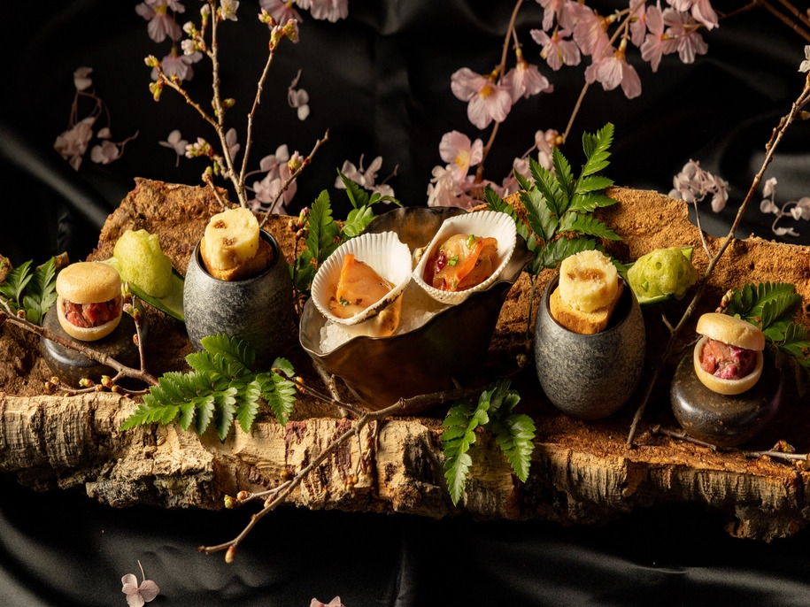 【2025春限定】特別な日に！五感で春を感じるフルコースディナー『桜』付き（夕朝食付き）