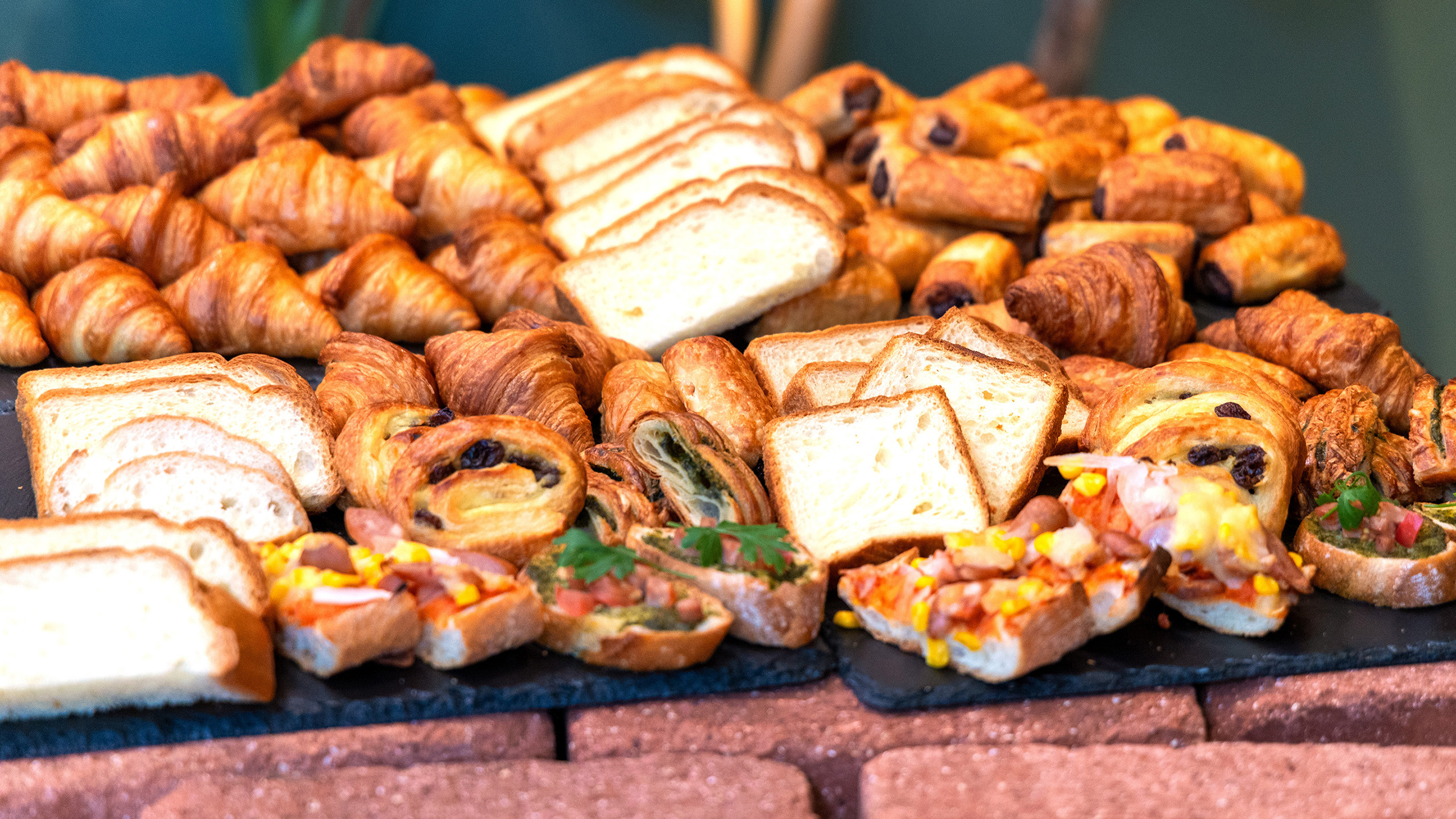 焼きたての魔法が続く「アリスタ」の進化系・総菜パン