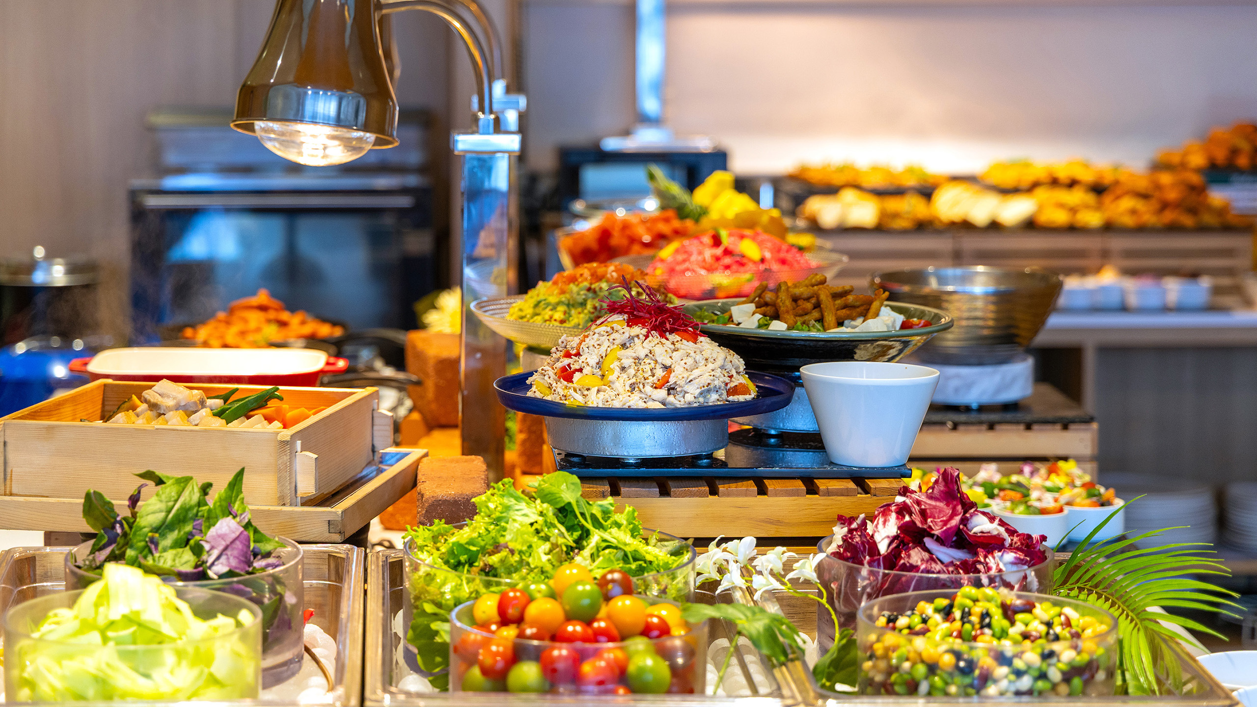 美と活力をチャージする「シェフ特製・島野菜の総菜サラダ」