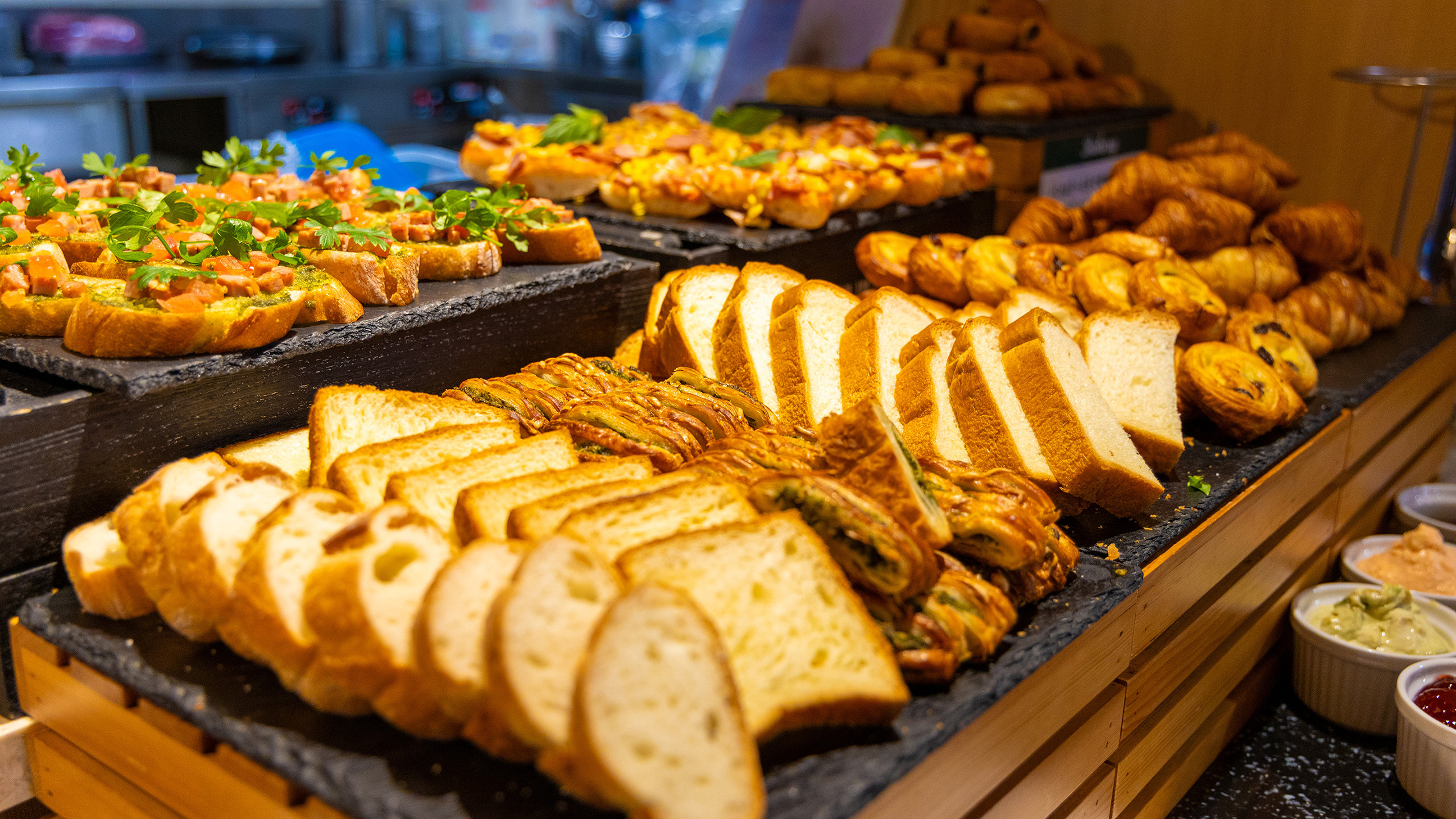 焼きたての魔法が続く「アリスタ」の進化系・総菜パン