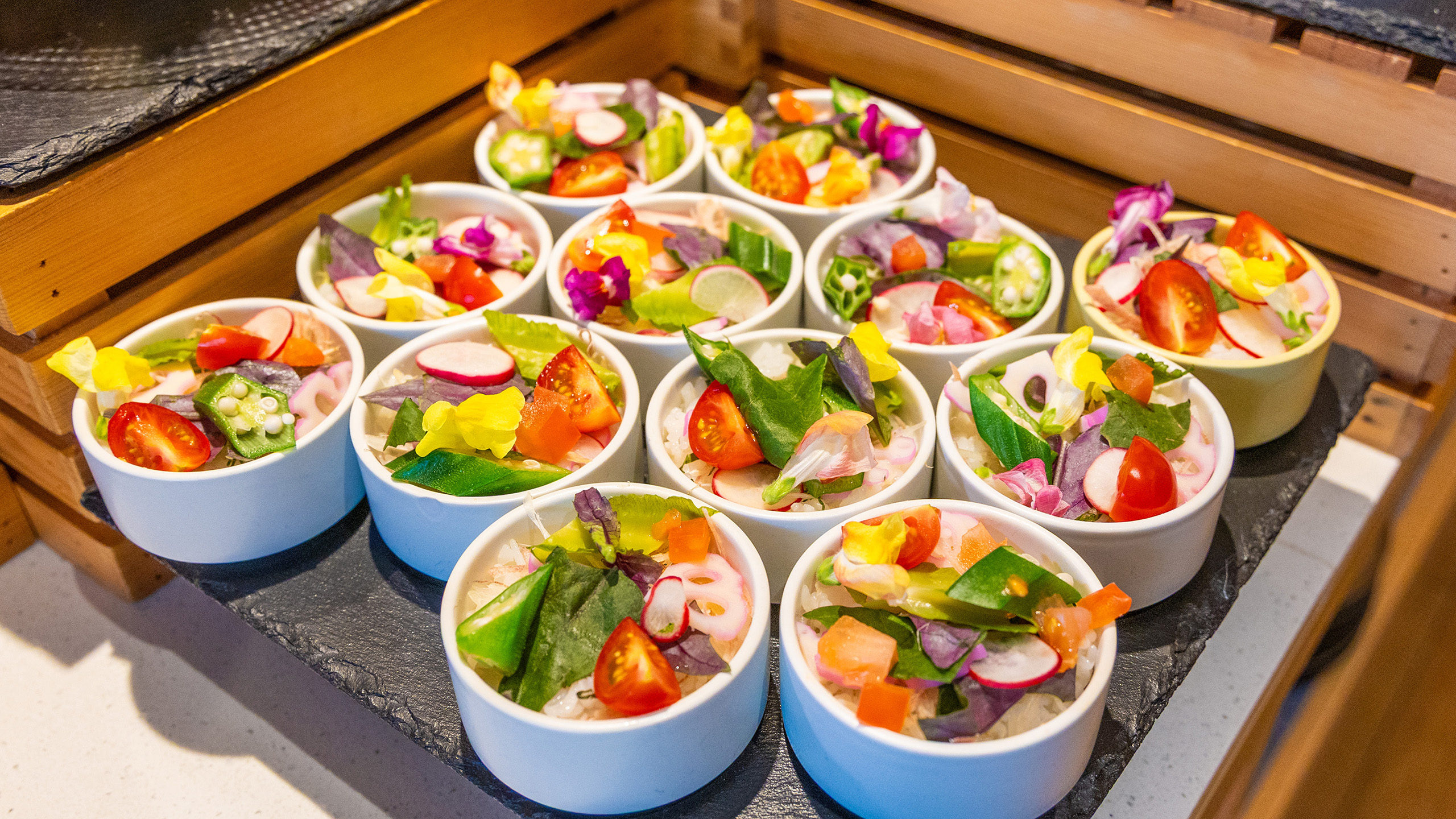 沖縄の旬を纏う「島野菜のちらし寿司」