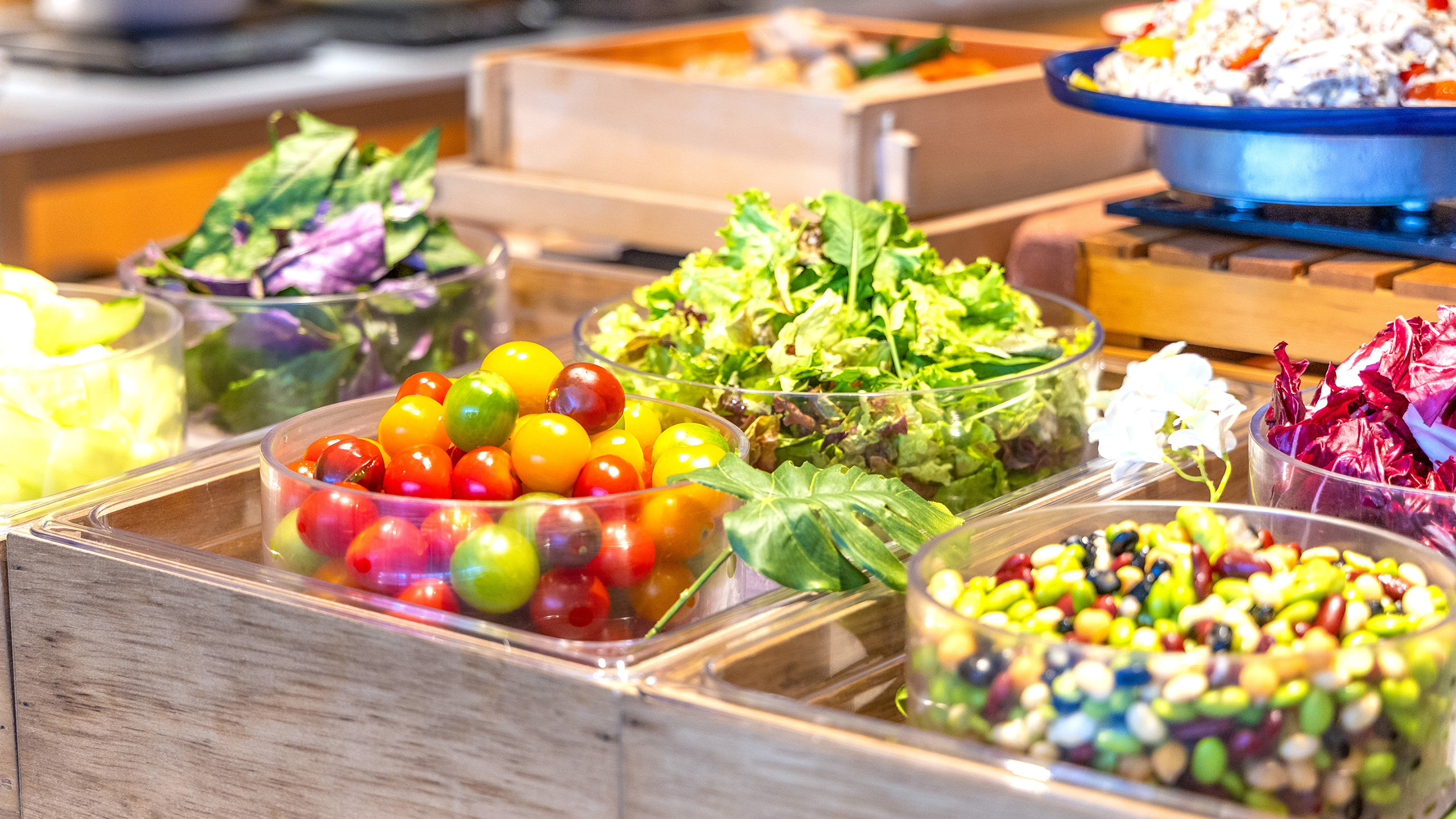 美と活力をチャージする「シェフ特製・島野菜の総菜サラダ」