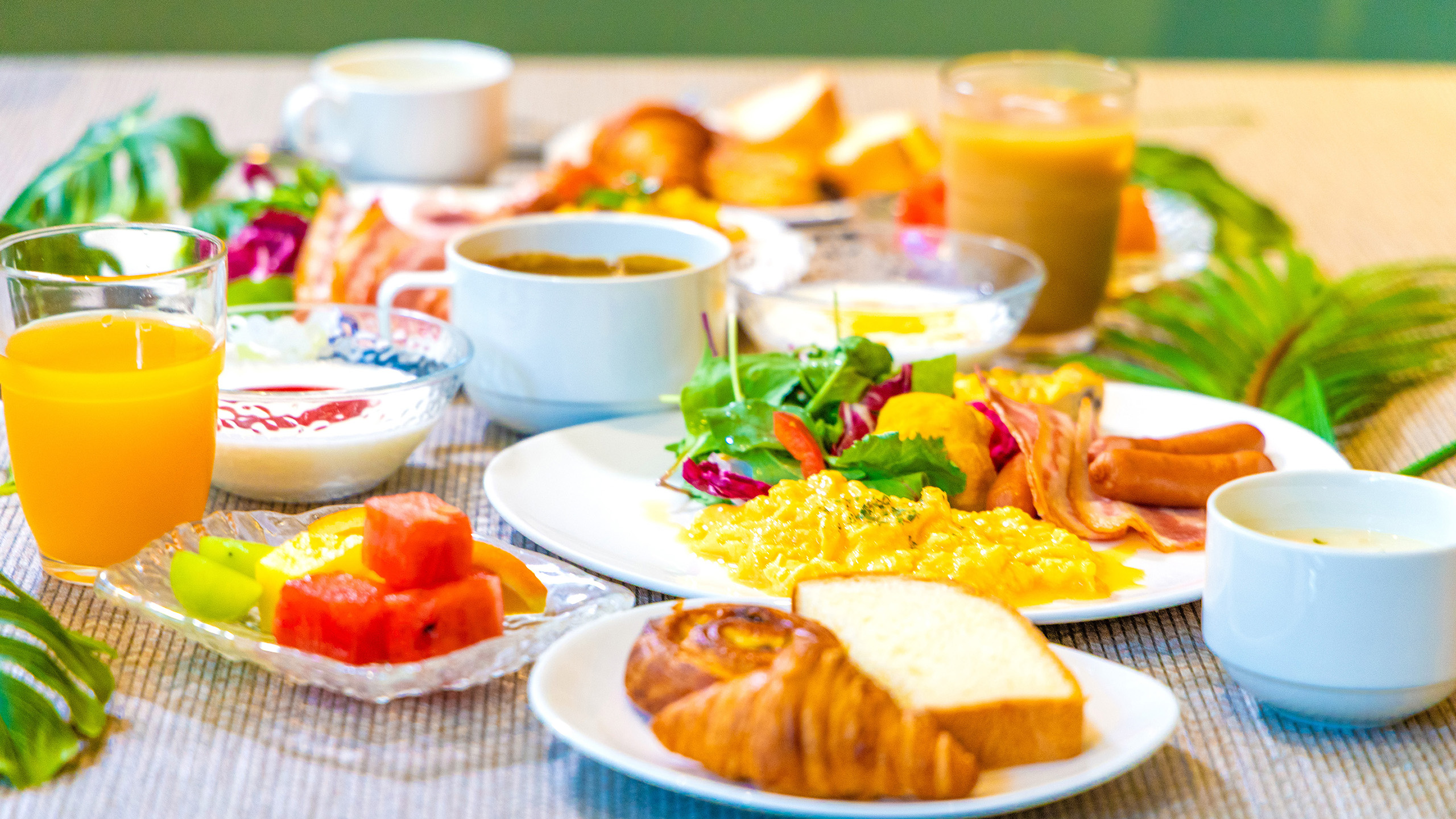 大きな窓から降り注ぐ、沖縄の柔らかな朝陽。そのエネルギッシュな光に満ちた空間で、最高の一日をスタートさせましょう。