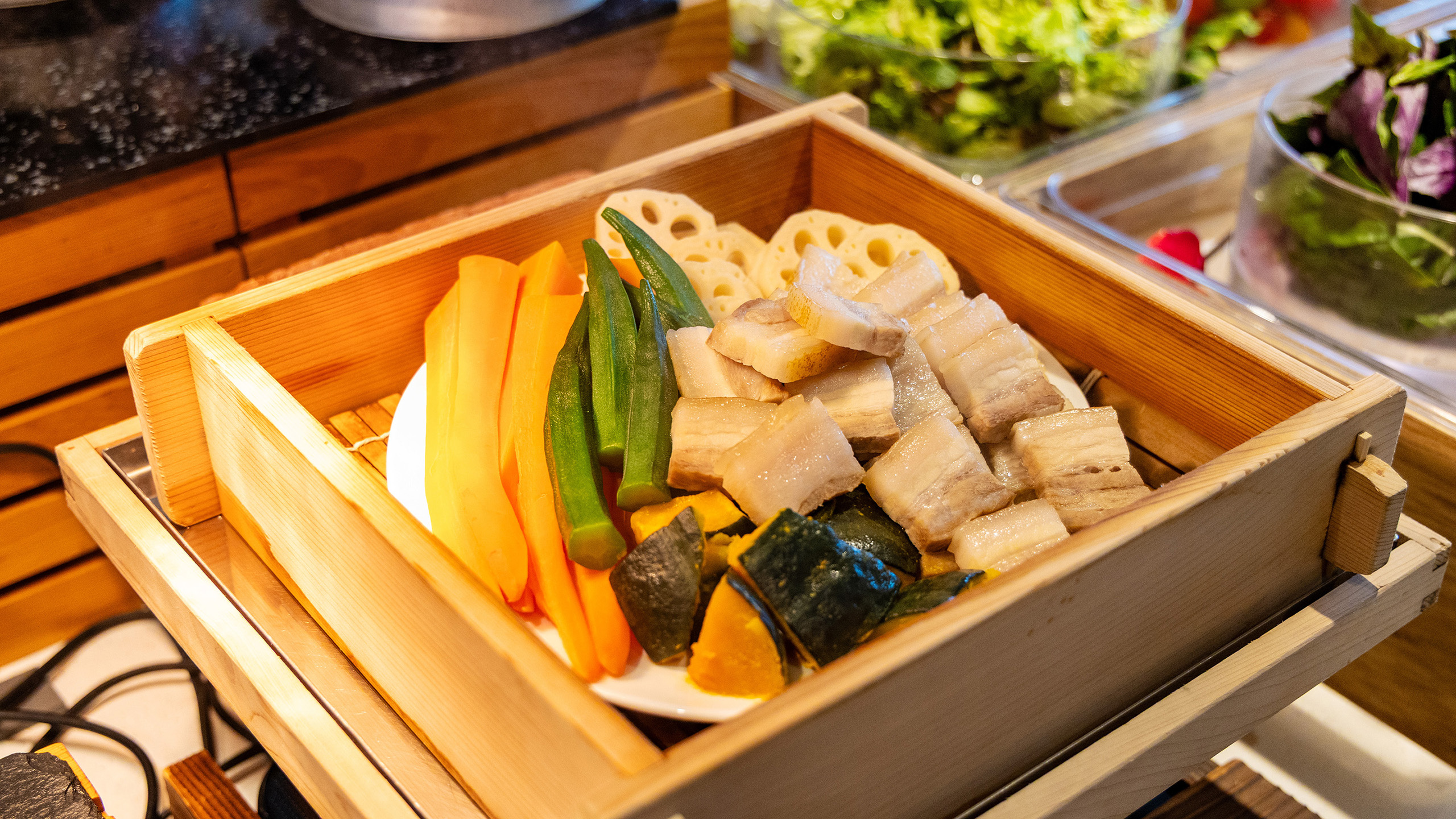 滋養豊かな「島野菜のスーチカ風蒸籠蒸し」