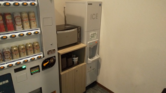 電子レンジ・製氷機　　自動販売機コーナーには電子レンジ、製氷機もご用意しております！