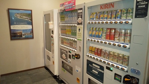 自販機コーナー　　　ソフトドリンク・アルコール・スナック類の自動販売機をロビーの一角に設けております