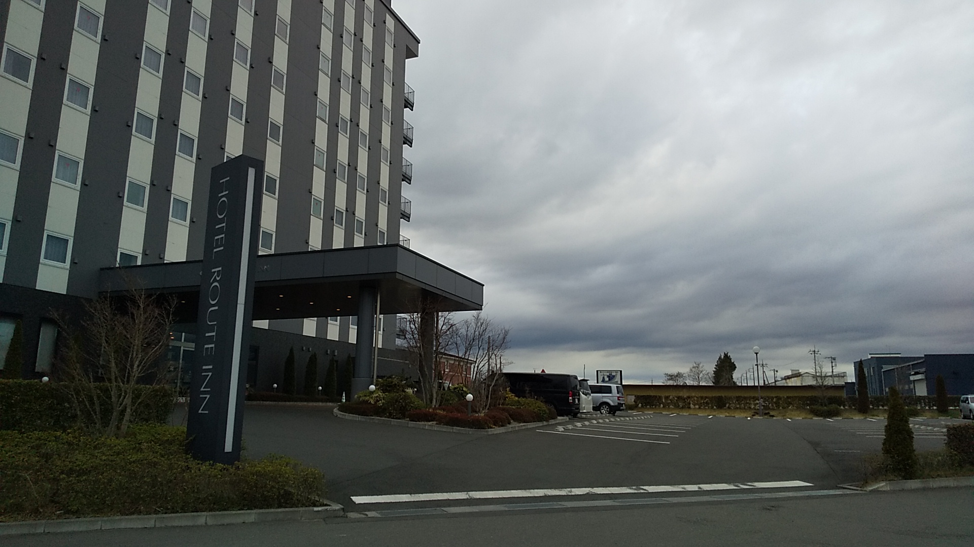 ホテル玄関　正面駐車場入り口