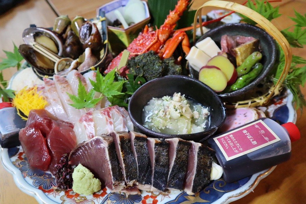 【老舗料亭の皿鉢料理コース（夕朝食付き）】高知といえば豪華絢爛な皿鉢（さわち）！