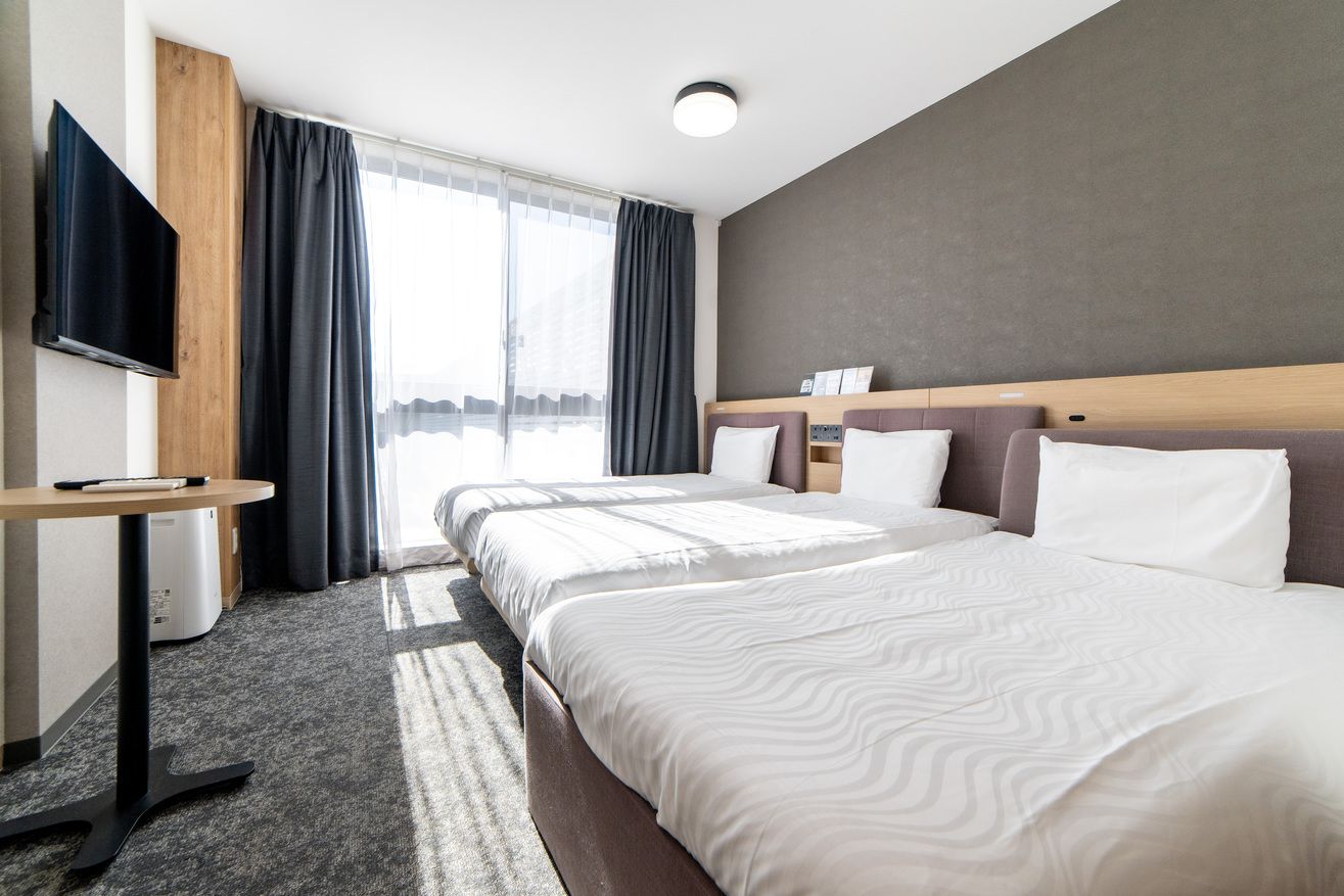 大人・小学生以上、2名以下でのご予約の場合は ベッドは2台のみのご用意。※山側