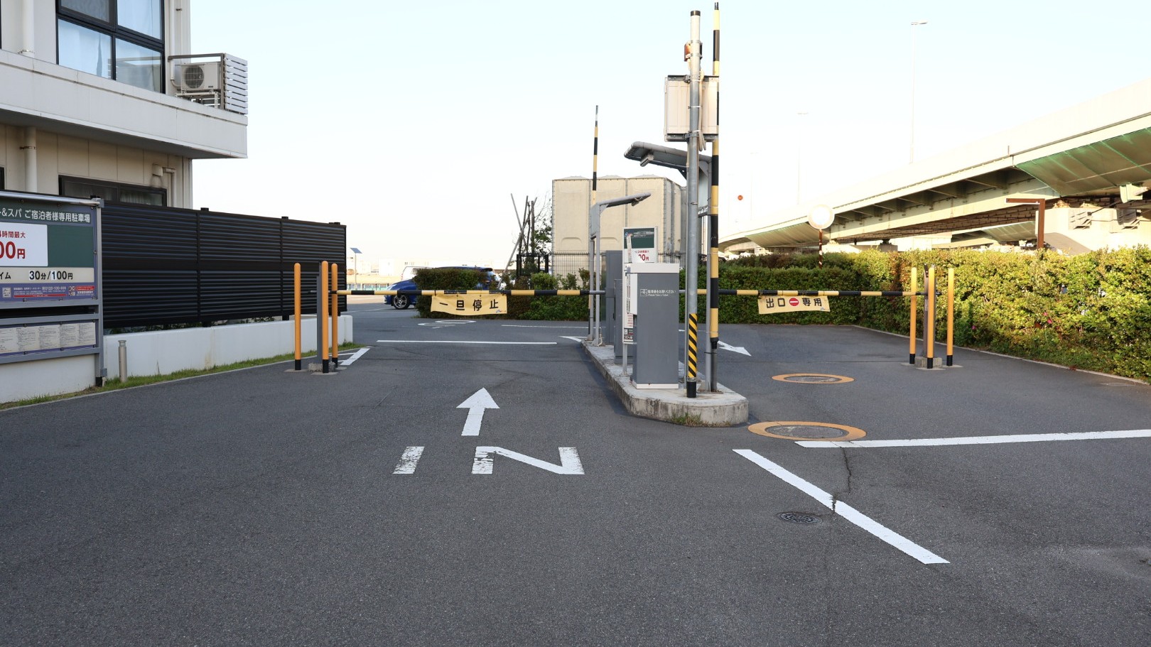 ホテル駐車場出入り口
