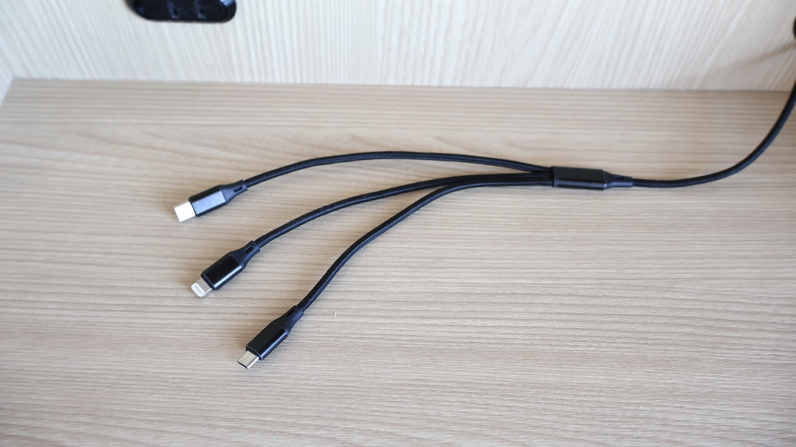 マルチ携帯充電器（全室）