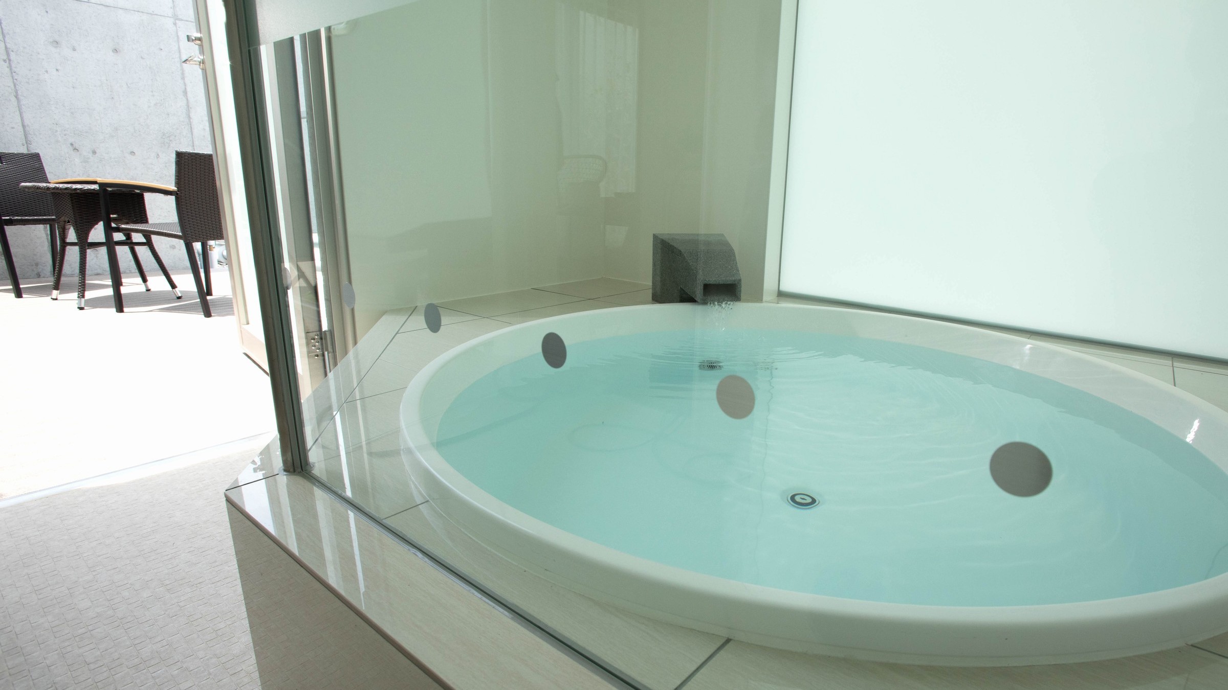 開放的なテラスと半露天風呂をお愉しみください。