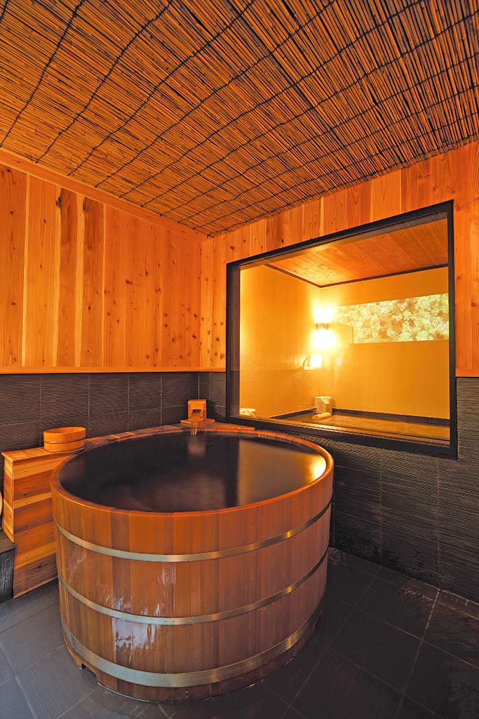 【117or118号室】岩盤浴の隣にみんなで入れる大きな専用檜風呂付