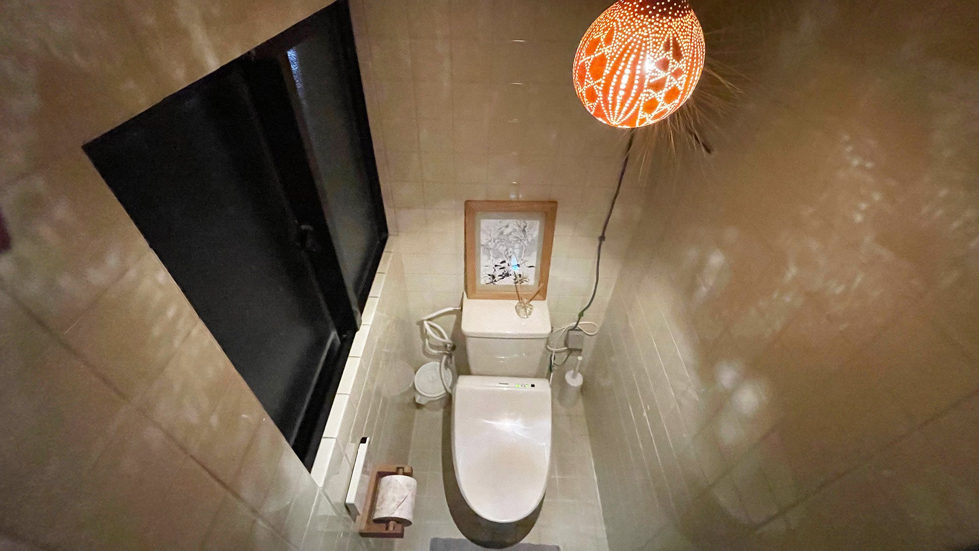 ・【トイレ】ランプの光が美しい、洗浄機能付きのトイレ