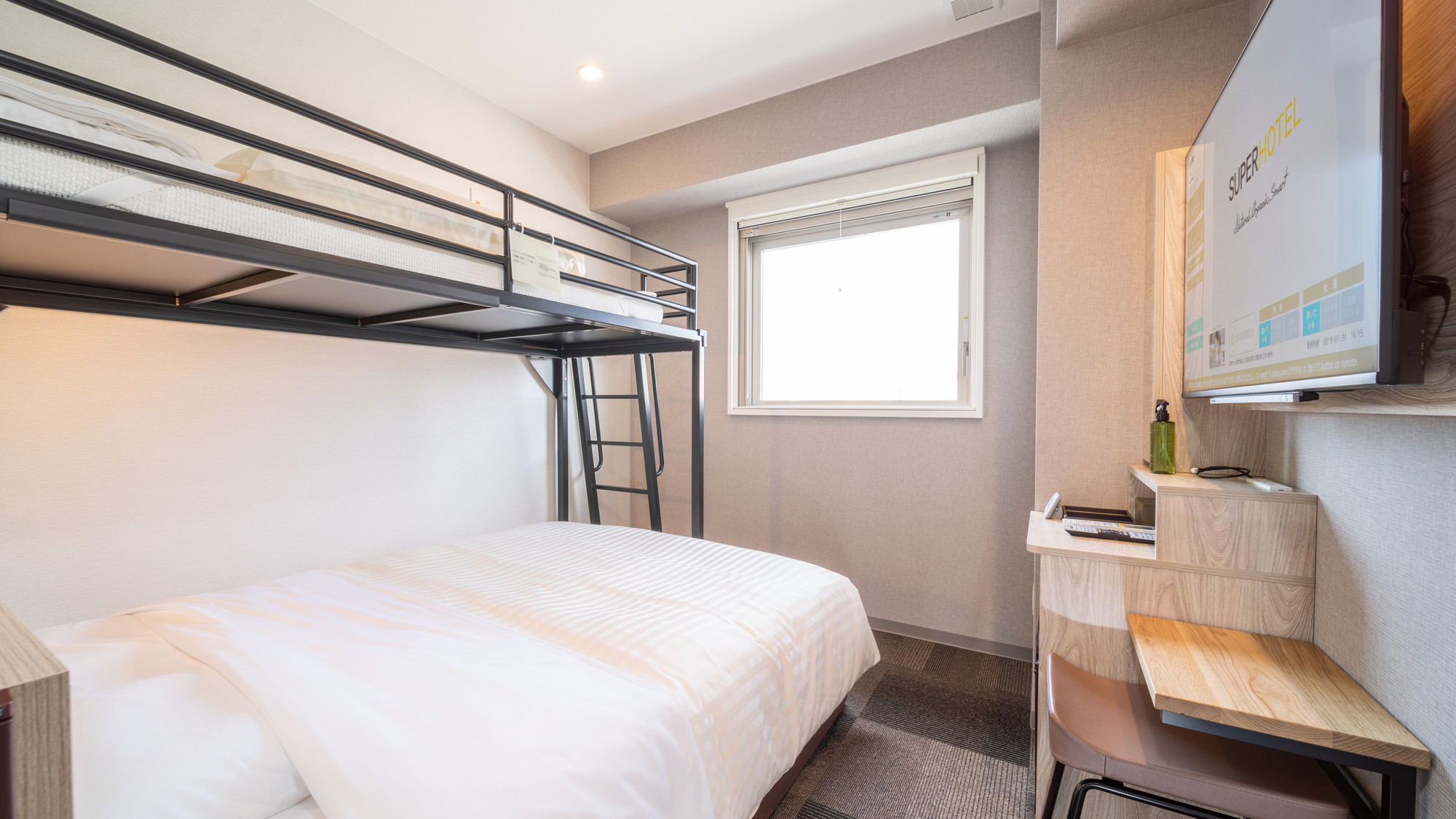 お子様に人気のロフトベッド付です。