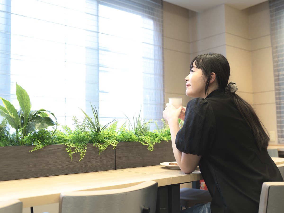 朝日差し込む席でほっとひと息