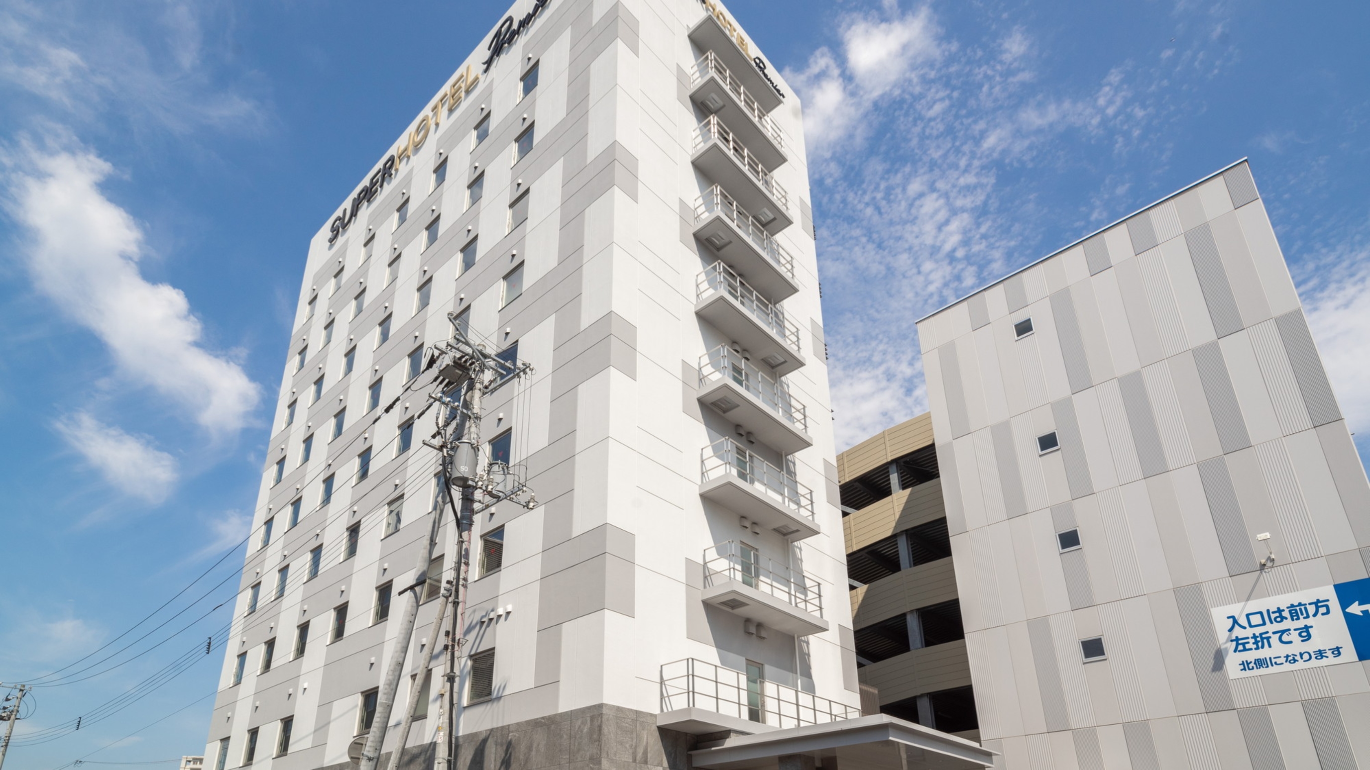 隣に提携駐車場がございます