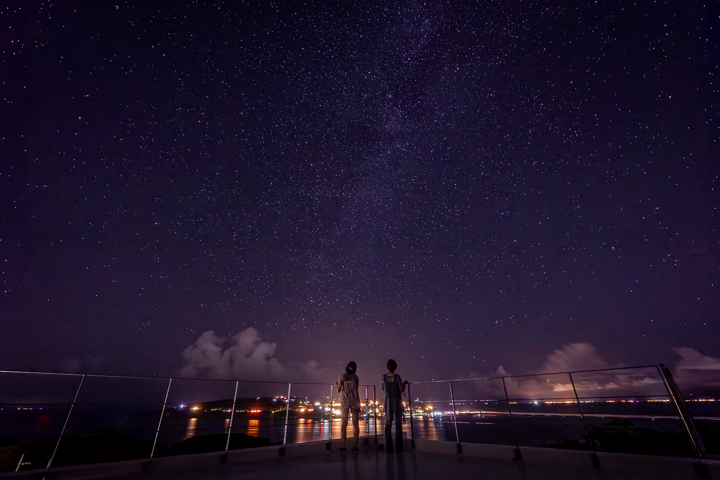 プールヴィラ天羽屋上テラス 星空 満天の星空と古宇利島 夜景