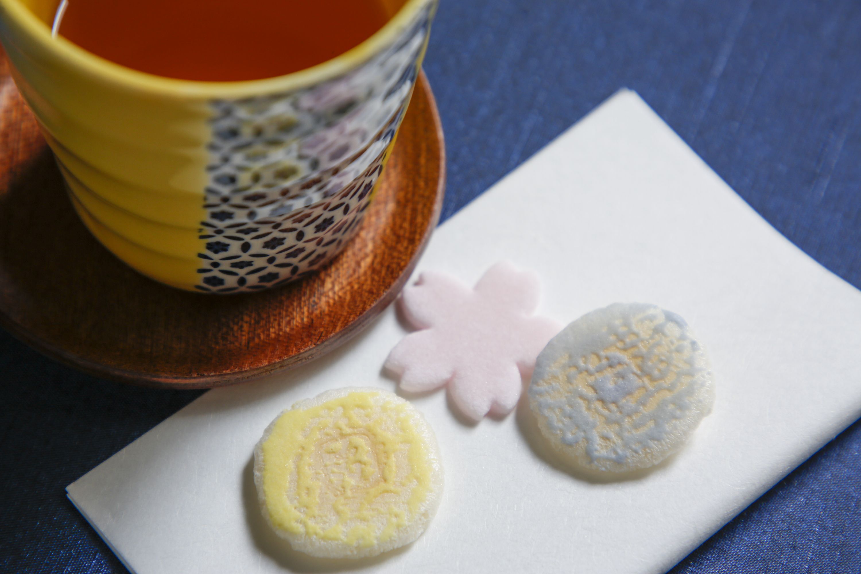 和菓子の老舗「末富」の京ふうせん。お茶請けに日々のお茶菓子お出しします。
